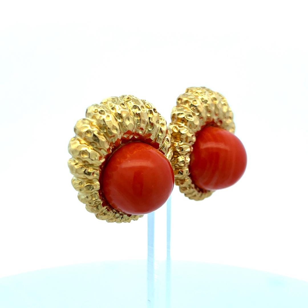 Orecchini a clip in oro giallo 18 carati con corallo rosso 15.3-15.7MM in vendita 1
