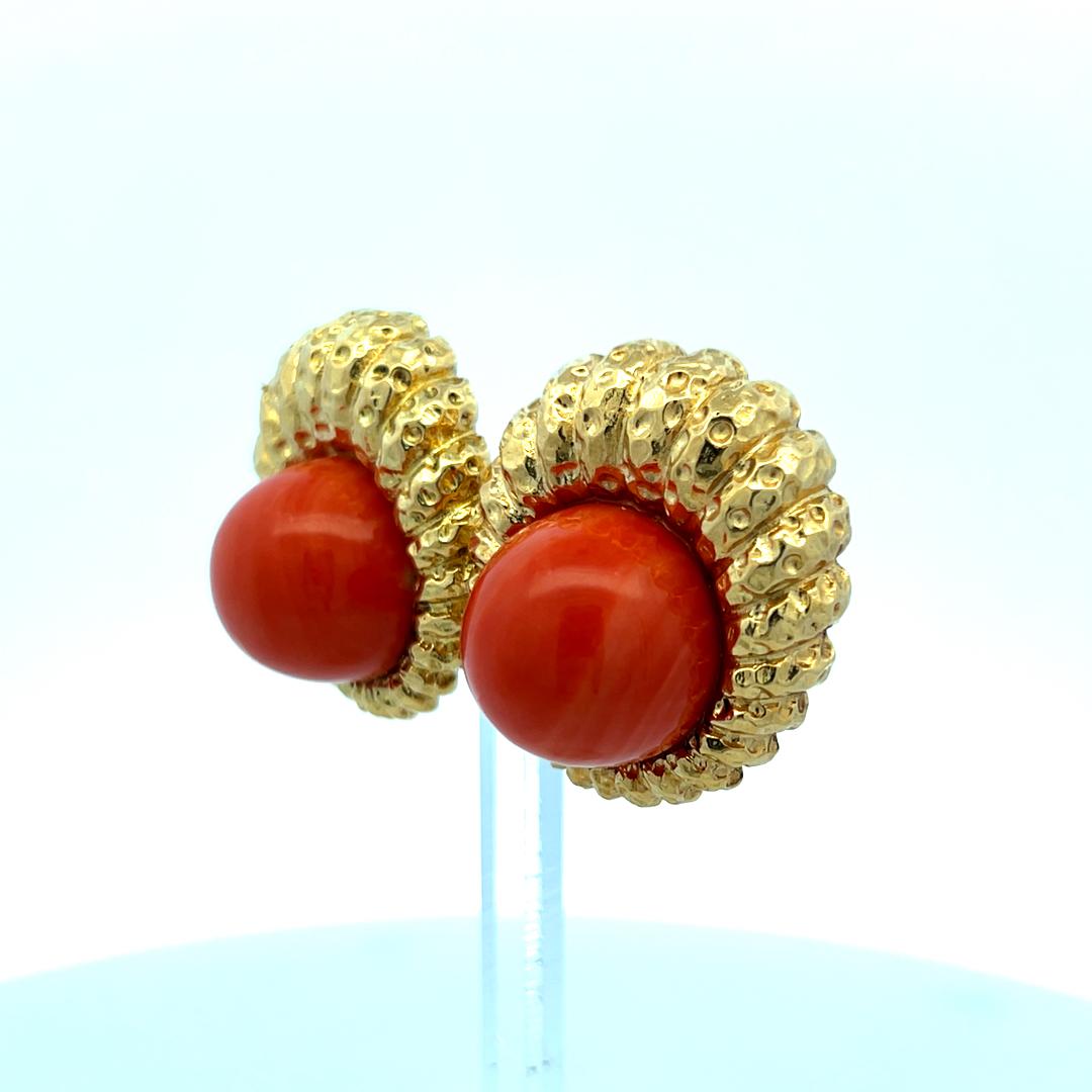Orecchini a clip in oro giallo 18 carati con corallo rosso 15.3-15.7MM in vendita 2