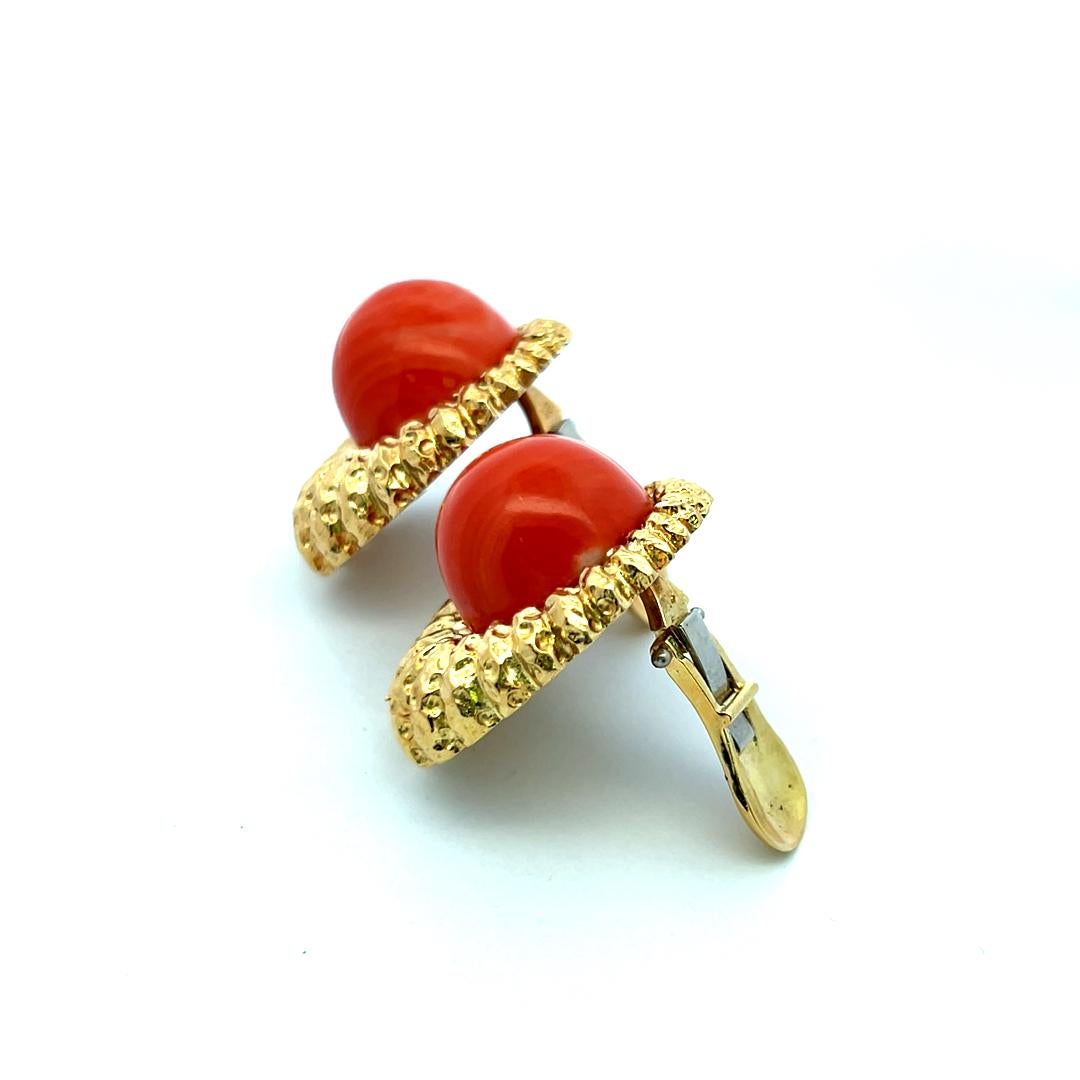 Orecchini a clip in oro giallo 18 carati con corallo rosso 15.3-15.7MM in vendita 4