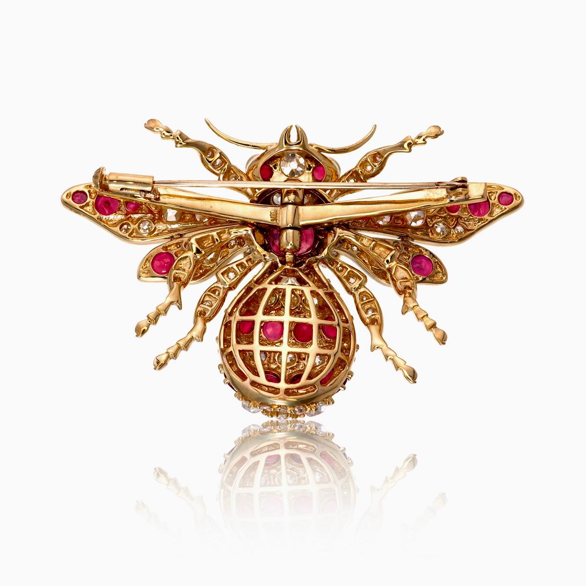 Round Cut 1.53 Carat Burmese Ruby No Heat Pigeon Blood and Diamond Brooch in 18k Gold For Sale