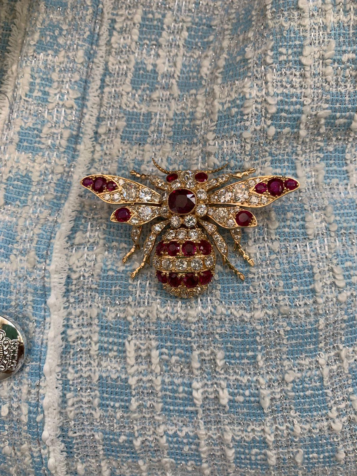 1.53 Carat Burmese Ruby No Heat Pigeon Blood and Diamond Brooch in 18k Gold In New Condition For Sale In Bangkok, TH