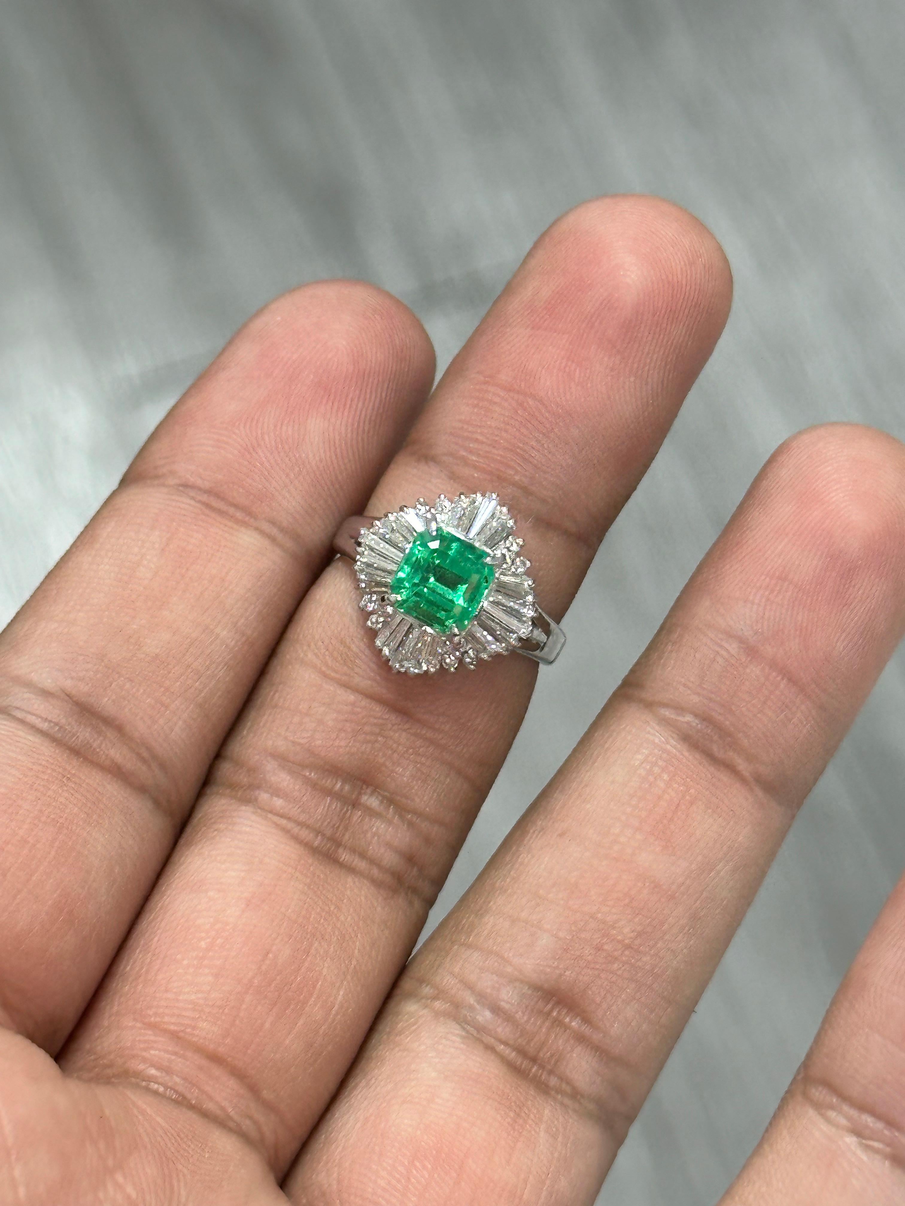 Esmeralda colombiana de 1,53 quilates y diamante Art Decó Platino en Nuevo estado para la venta en Bangkok, TH