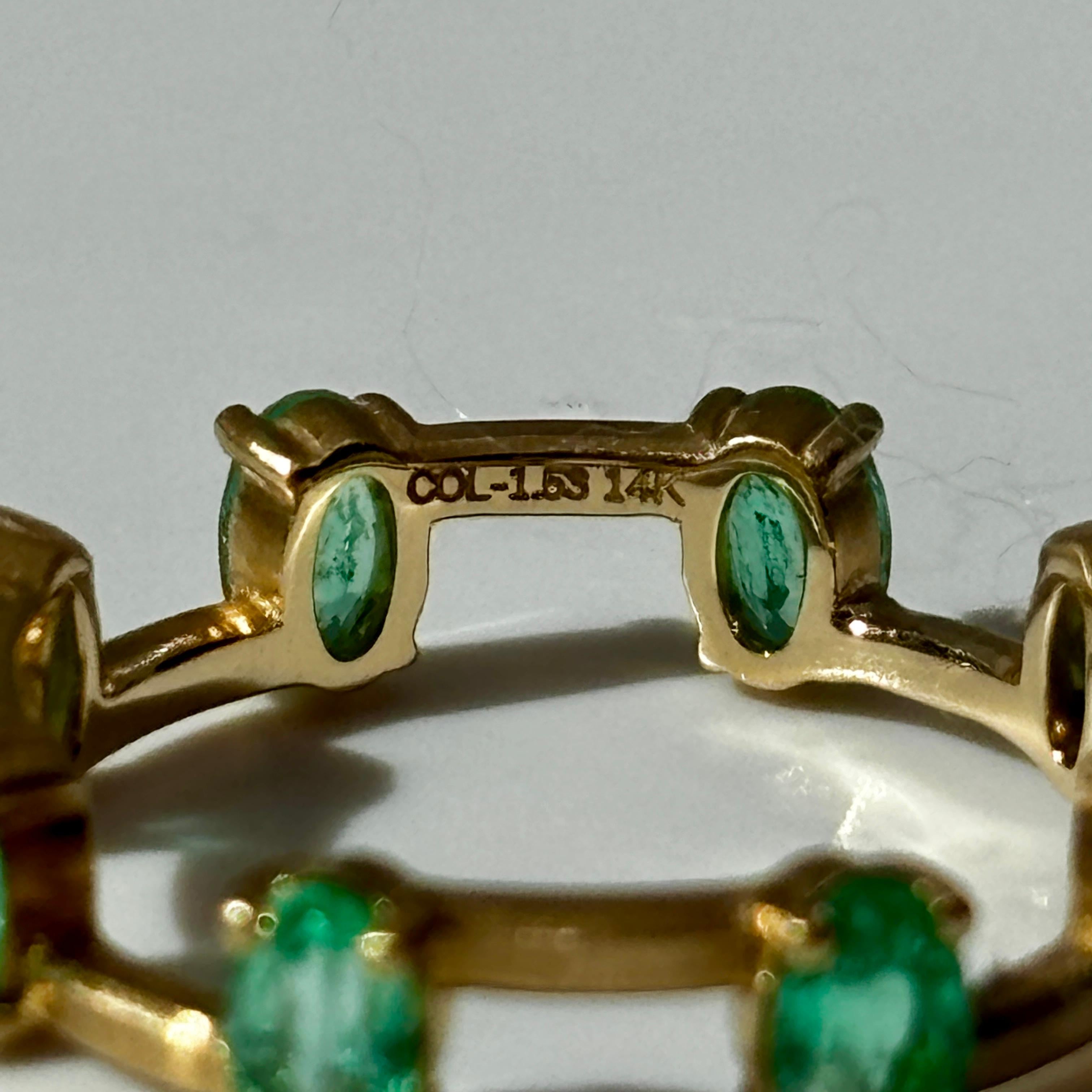 Dieser exquisite Goldring mit acht sorgfältig ausgewählten kolumbianischen Smaragden im Oval-Brillant-Schliff steht für zeitlose Eleganz. Die leuchtend grünen Edelsteine mit einem Gesamtgewicht von 1,53 Karat sind von Hand gefasst, um ihre