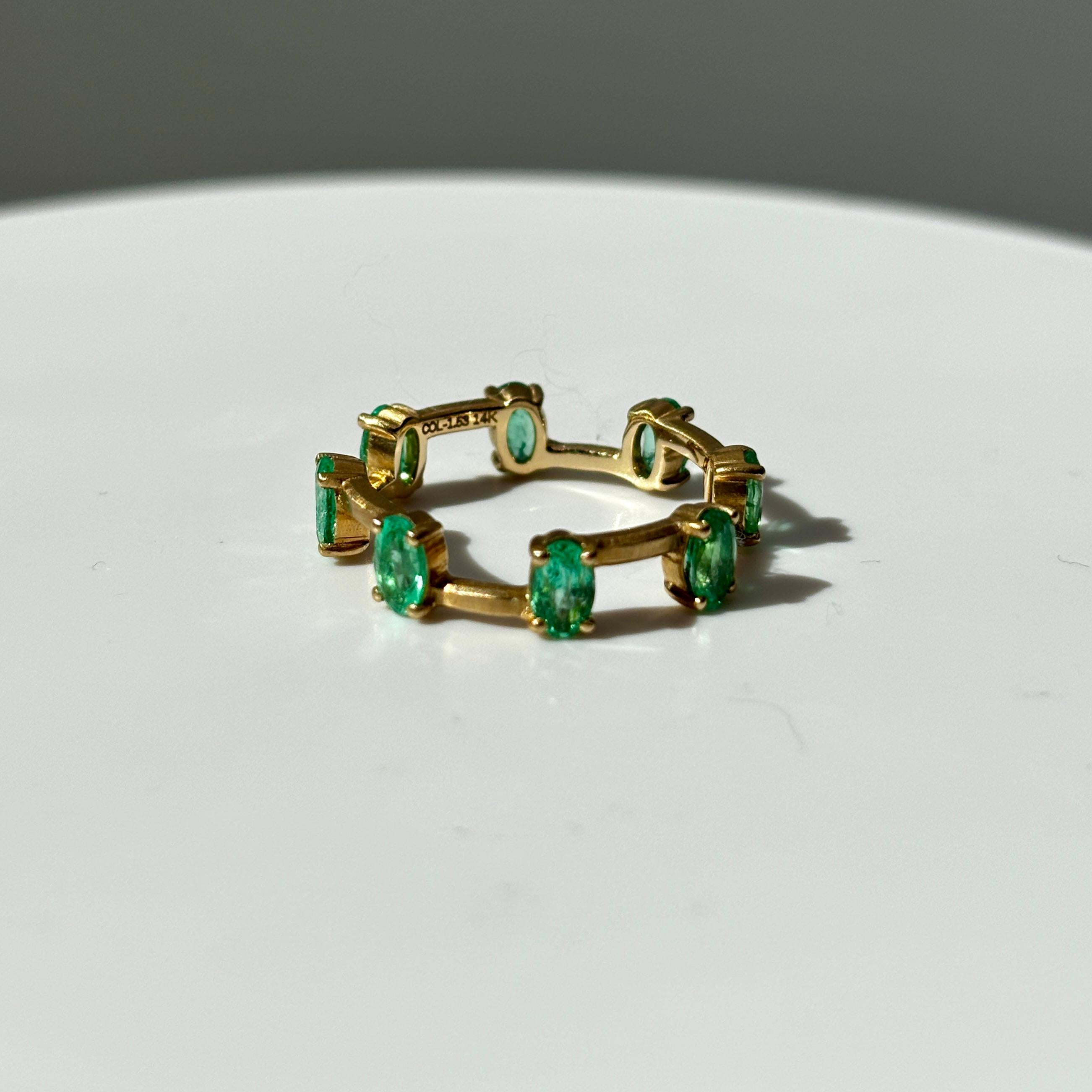 1,53 Karat kolumbianischer Smaragd Ring Band in 14 Karat Weißgold (Moderne) im Angebot