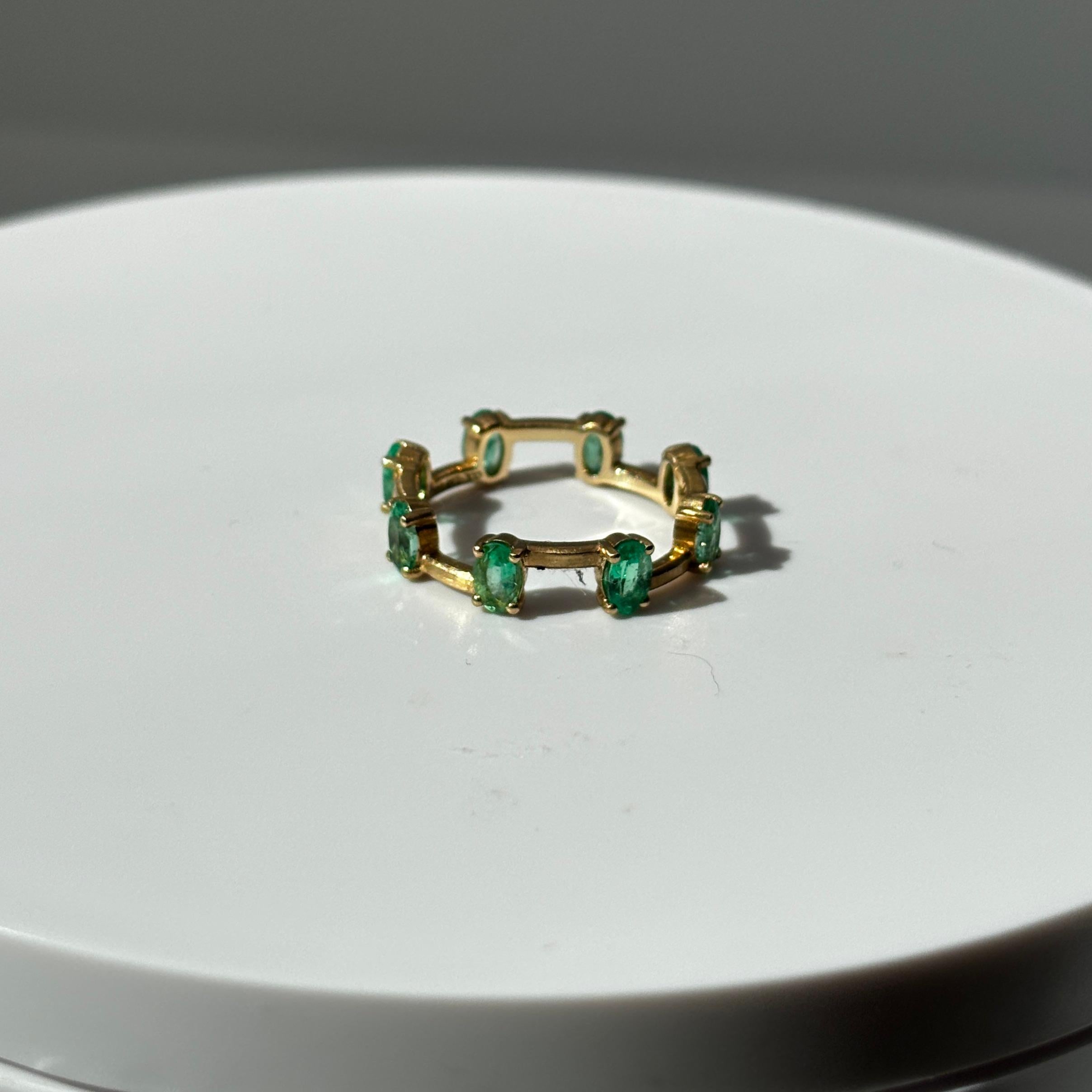 1,53 Karat kolumbianischer Smaragd Ring Band in 14 Karat Weißgold (Ovalschliff) im Angebot