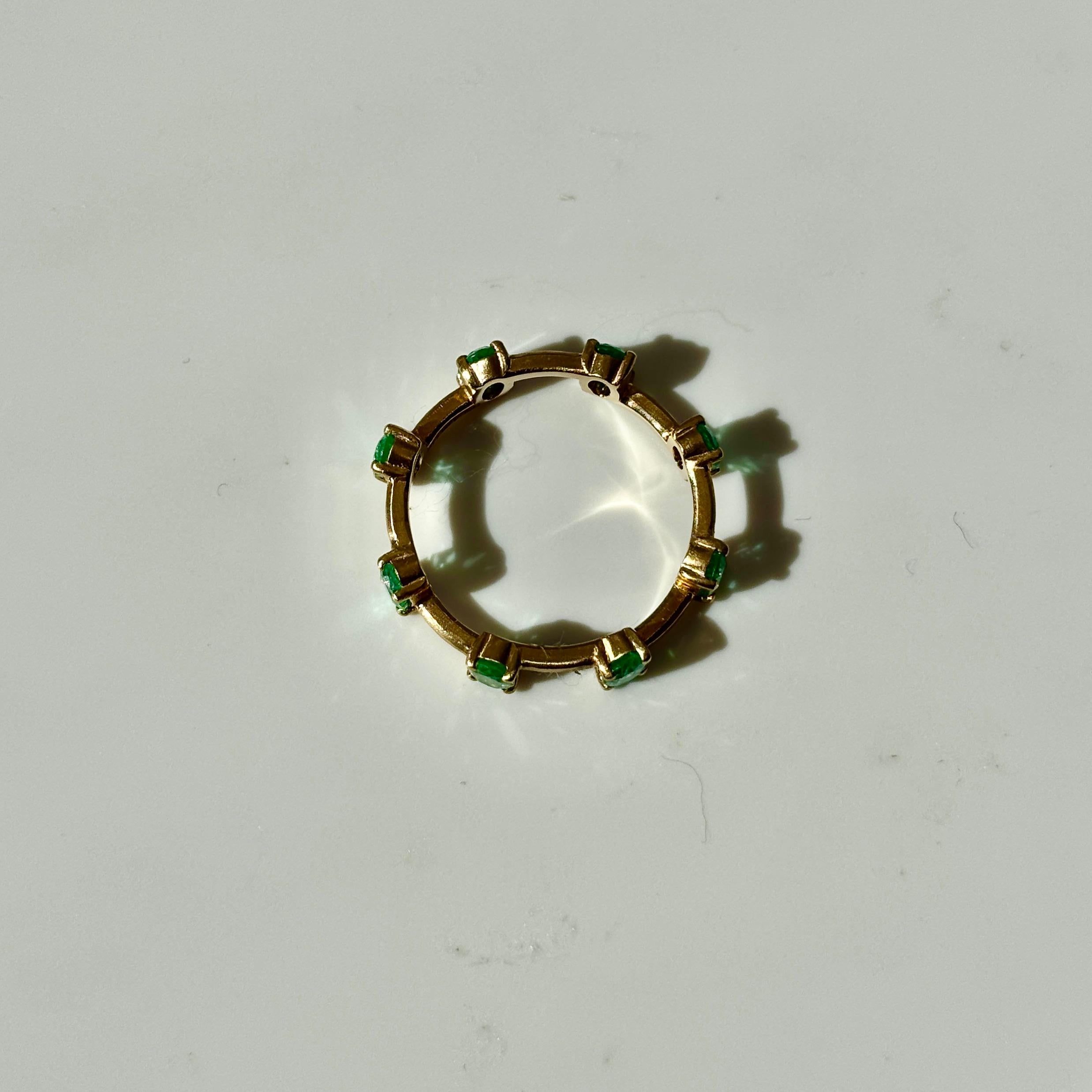 1,53 Karat kolumbianischer Smaragd Ring Band in 14 Karat Weißgold im Zustand „Neu“ im Angebot in New York, NY
