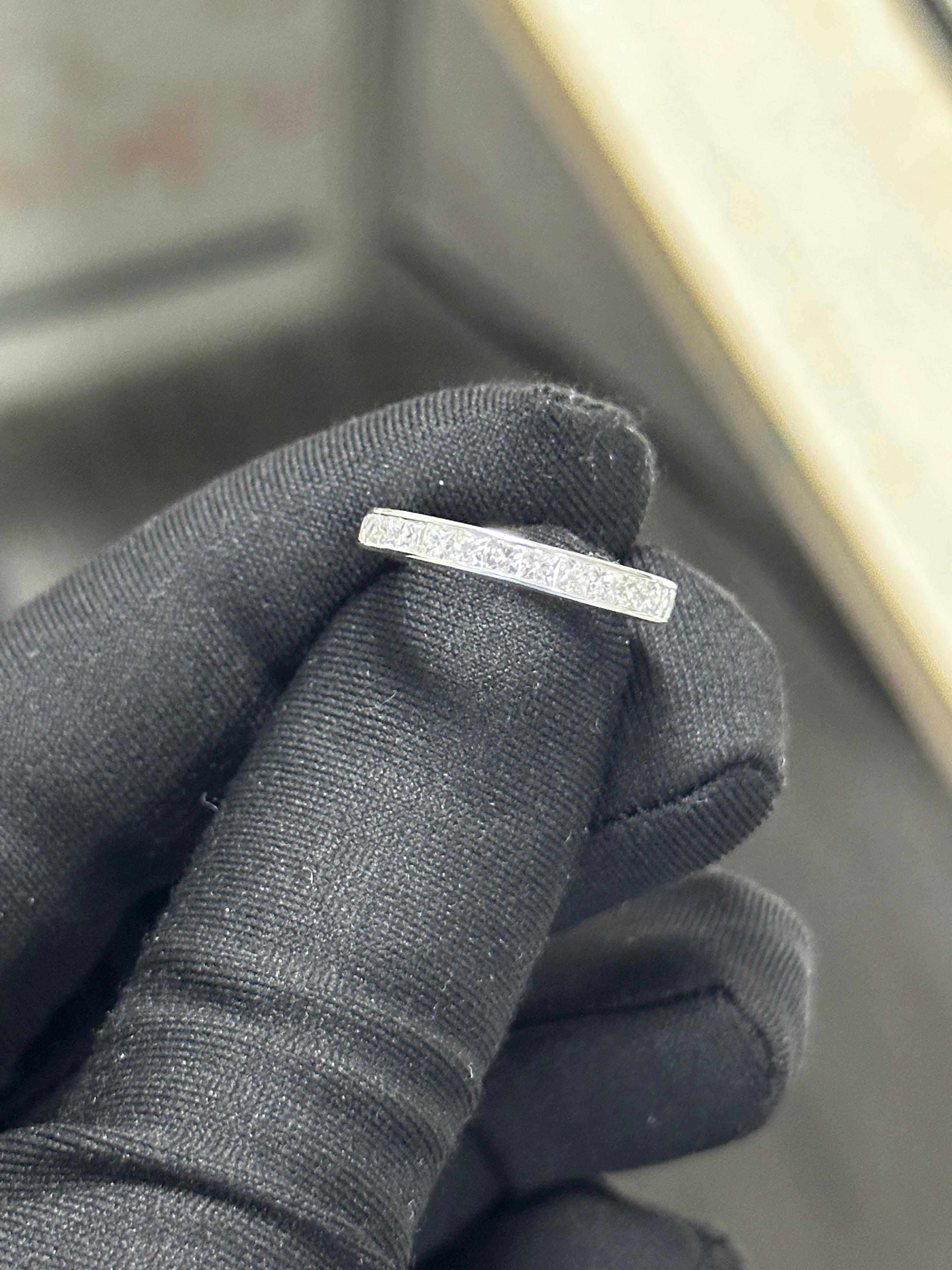 Wir stellen Ihnen eines der elegantesten Schmuckstücke der Saison vor - einen 1,53-Karat-Diamantring mit natürlichem französischen Schliff, handgefertigt aus 14-karätigem Weißgold und im zeitlosen Art-déco-Stil gestaltet.

Diamanten im französischen