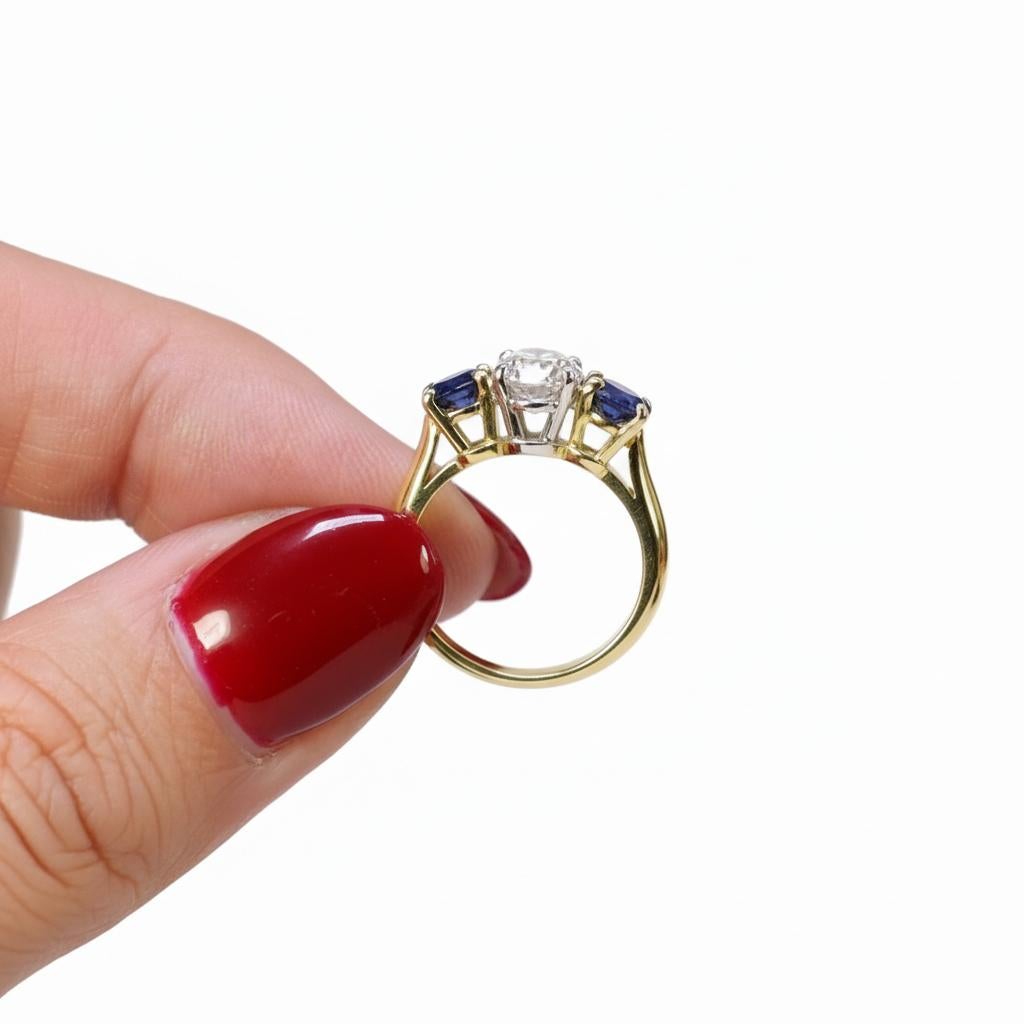 Remarquable et raffinée, cette bague en diamant et saphir capture l'harmonie parfaite de la couleur et de la brillance. En son centre repose un éblouissant diamant ovale de 1,53 carat, de couleur E-F pour une blancheur exceptionnelle et de pureté