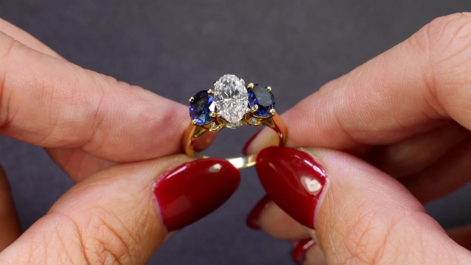 Taille ovale Bague en platine et or jaune 18 carats avec diamant ovale de 1,53 carat et saphir bleu en vente