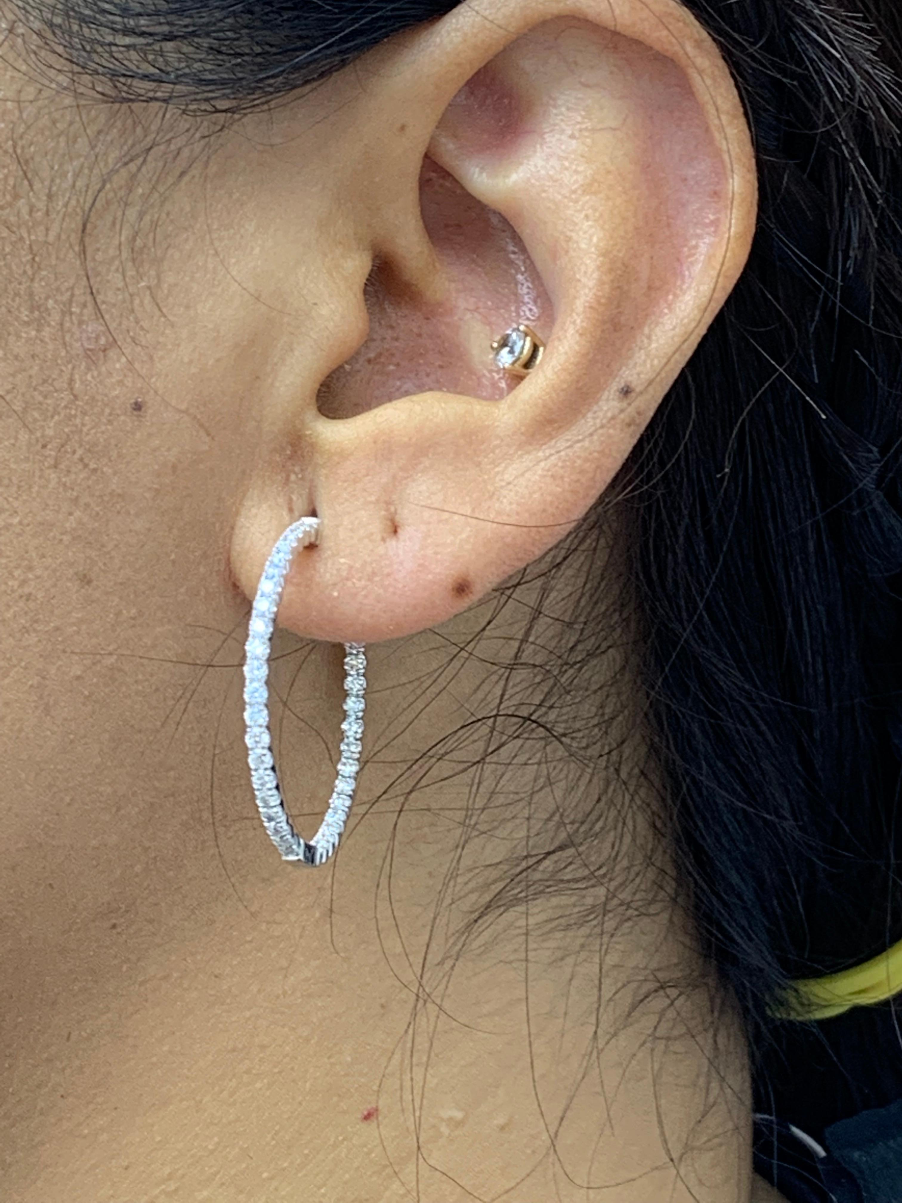 Women's 1.53 Carat Round cut Diamond Hoop Earrings in 14K White Gold For Sale
