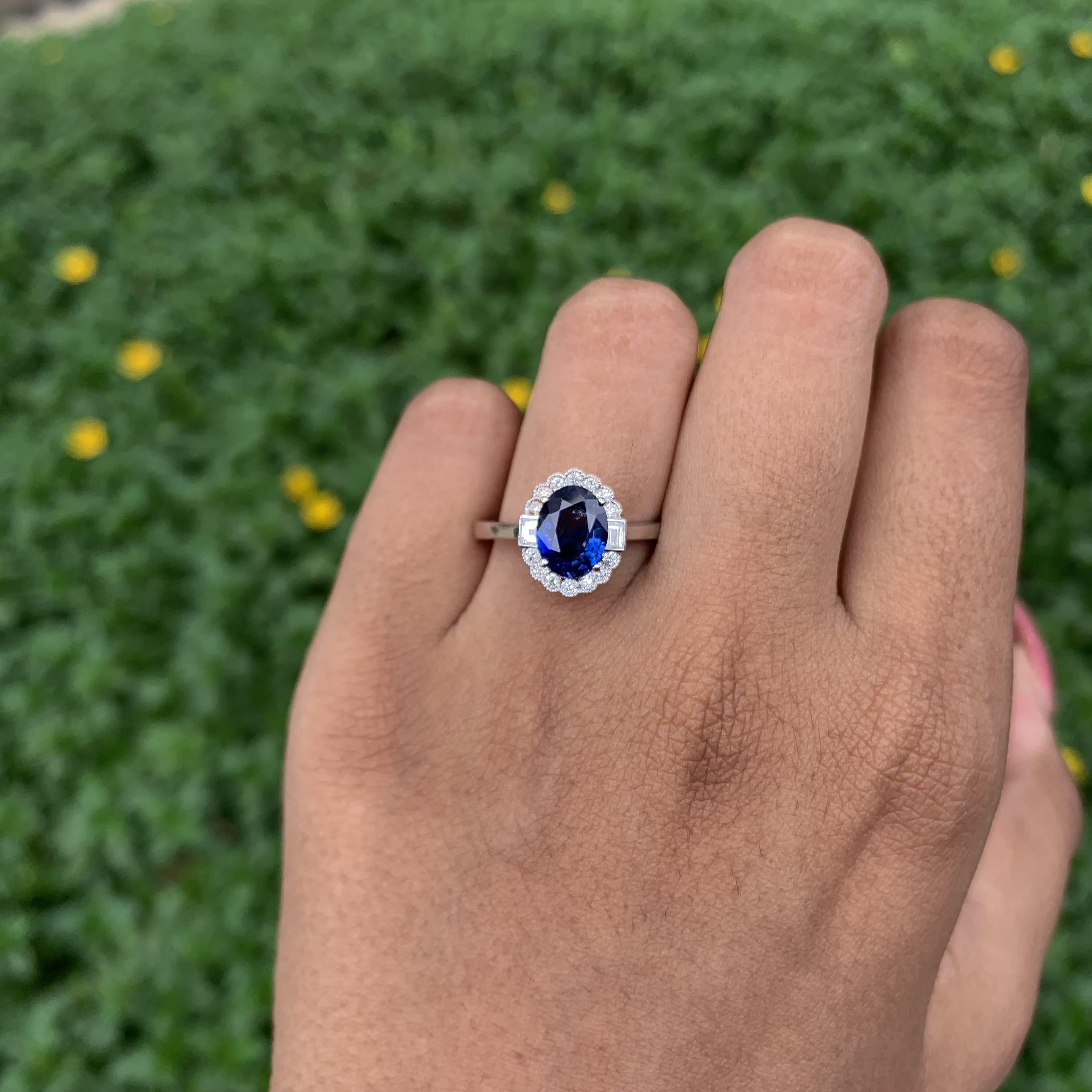 Women's or Men's 1.53 Carat Royal Blue Ceylon Sapphire Ring with Halo Diamonds in 18K Gold For Sale