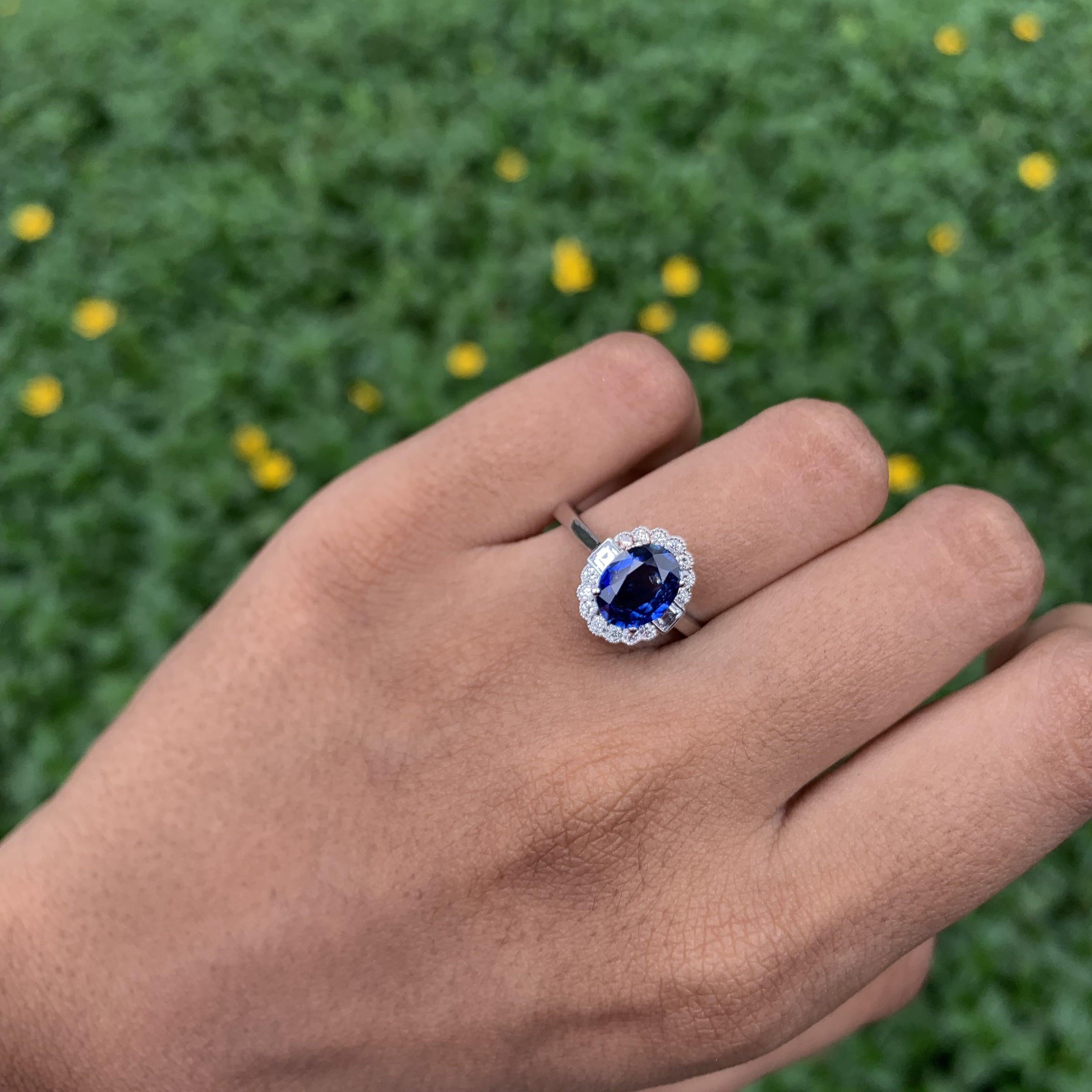 1.53 Carat Royal Blue Ceylon Sapphire Ring with Halo Diamonds in 18K Gold For Sale 1