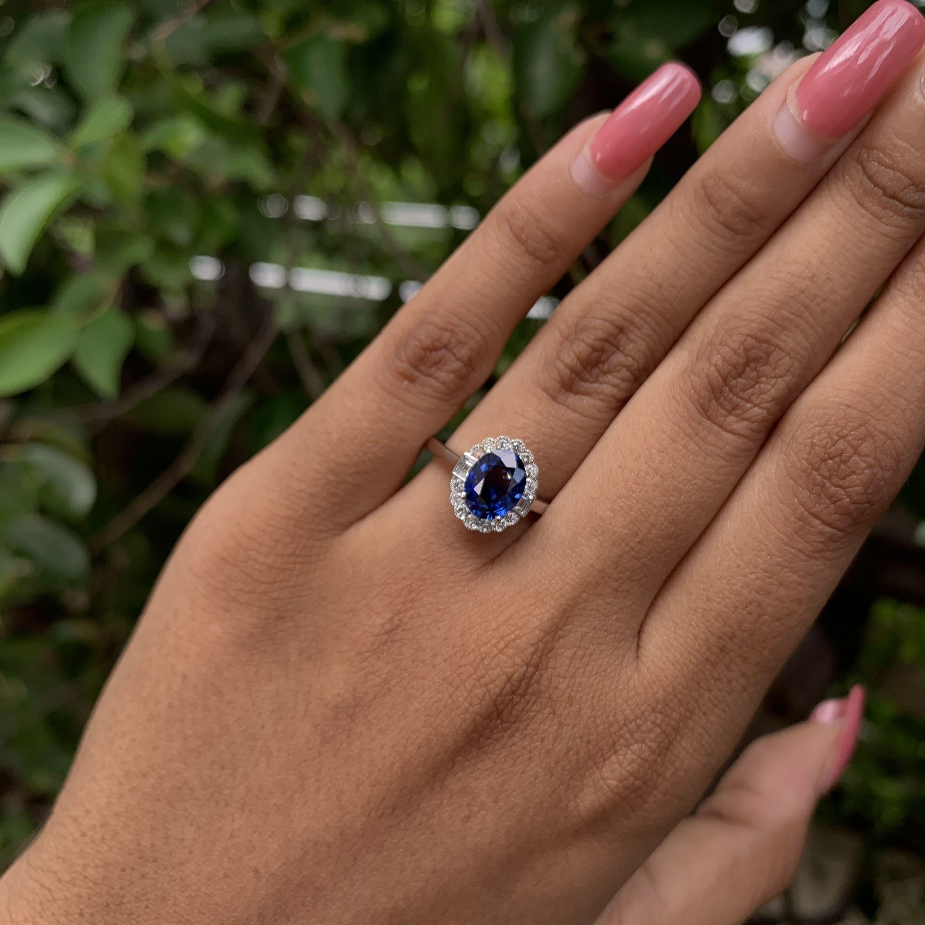 1.53 Carat Royal Blue Ceylon Sapphire Ring with Halo Diamonds in 18K Gold For Sale 2