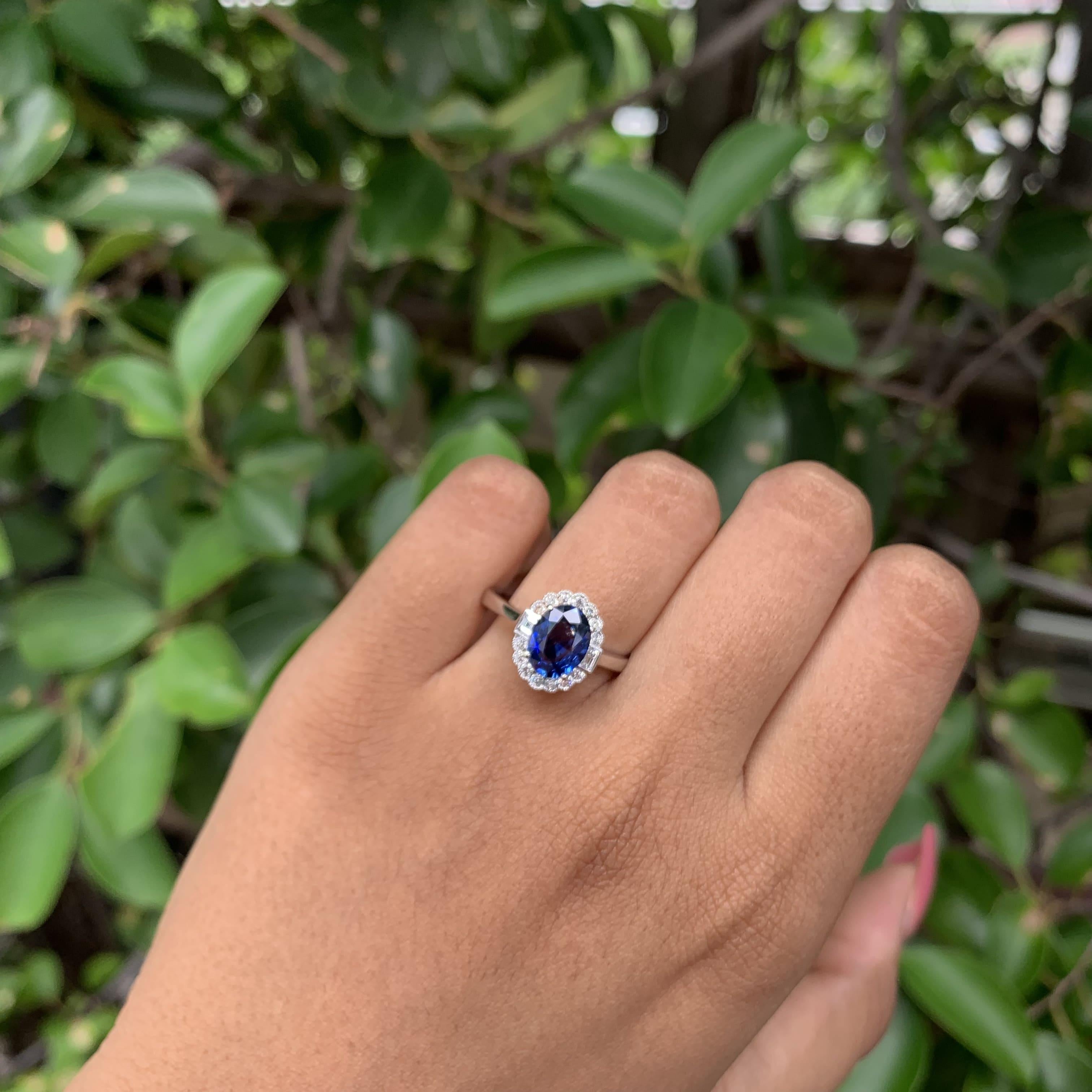 1.53 Carat Royal Blue Ceylon Sapphire Ring with Halo Diamonds in 18K Gold For Sale 4
