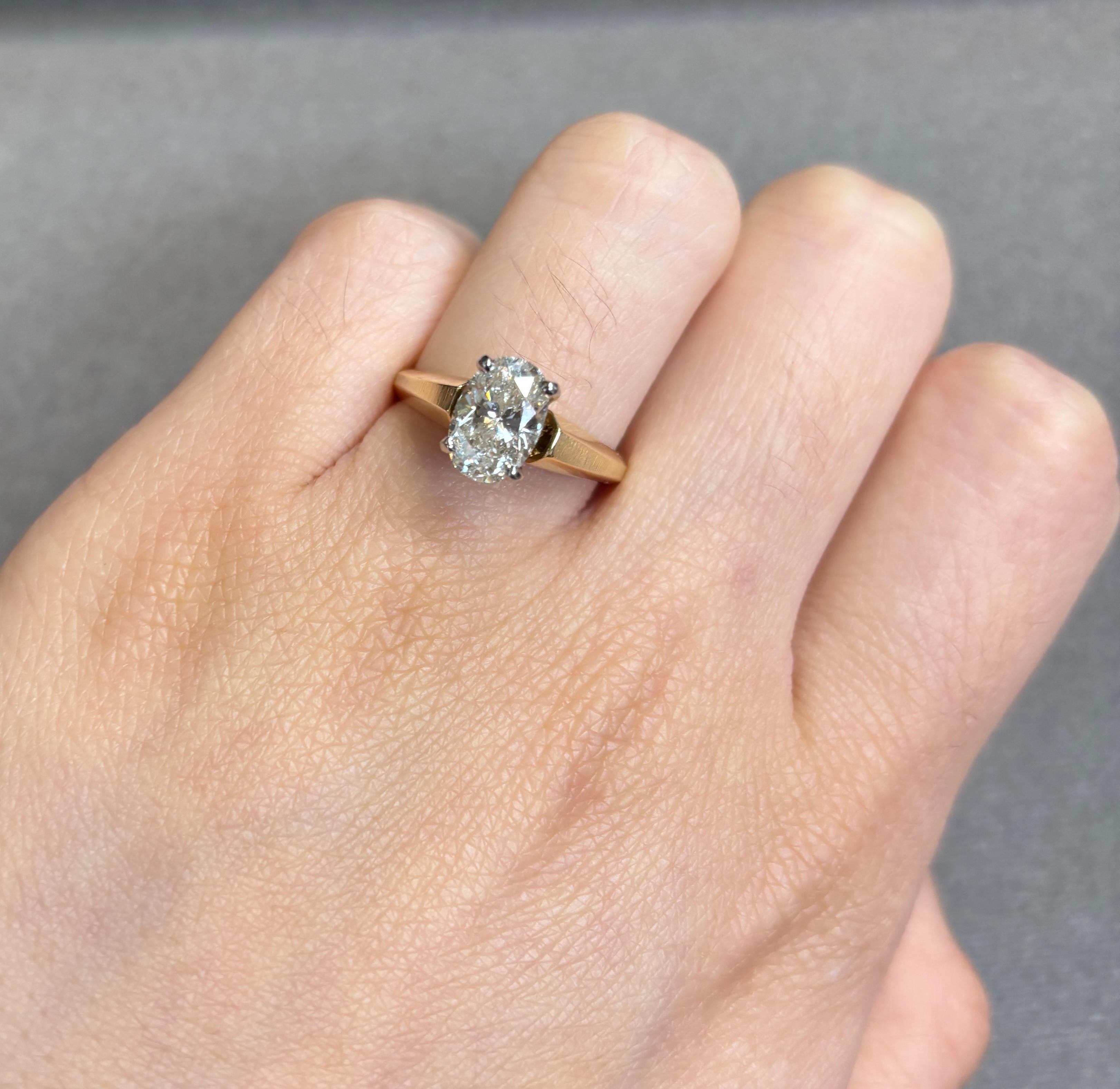  1,53 Karat Solitär Diamantring

Ring aus Gelbgold, besetzt mit einem Diamanten im Ovalschliff.

Ungefähres Diamantgewicht: 1,53 Karat

Begleitet von einem GIA-Zertifikat. 
Ringgröße: 6
Kostenfreie Größenänderung 
Metall Typ: 18 Karat Gold 