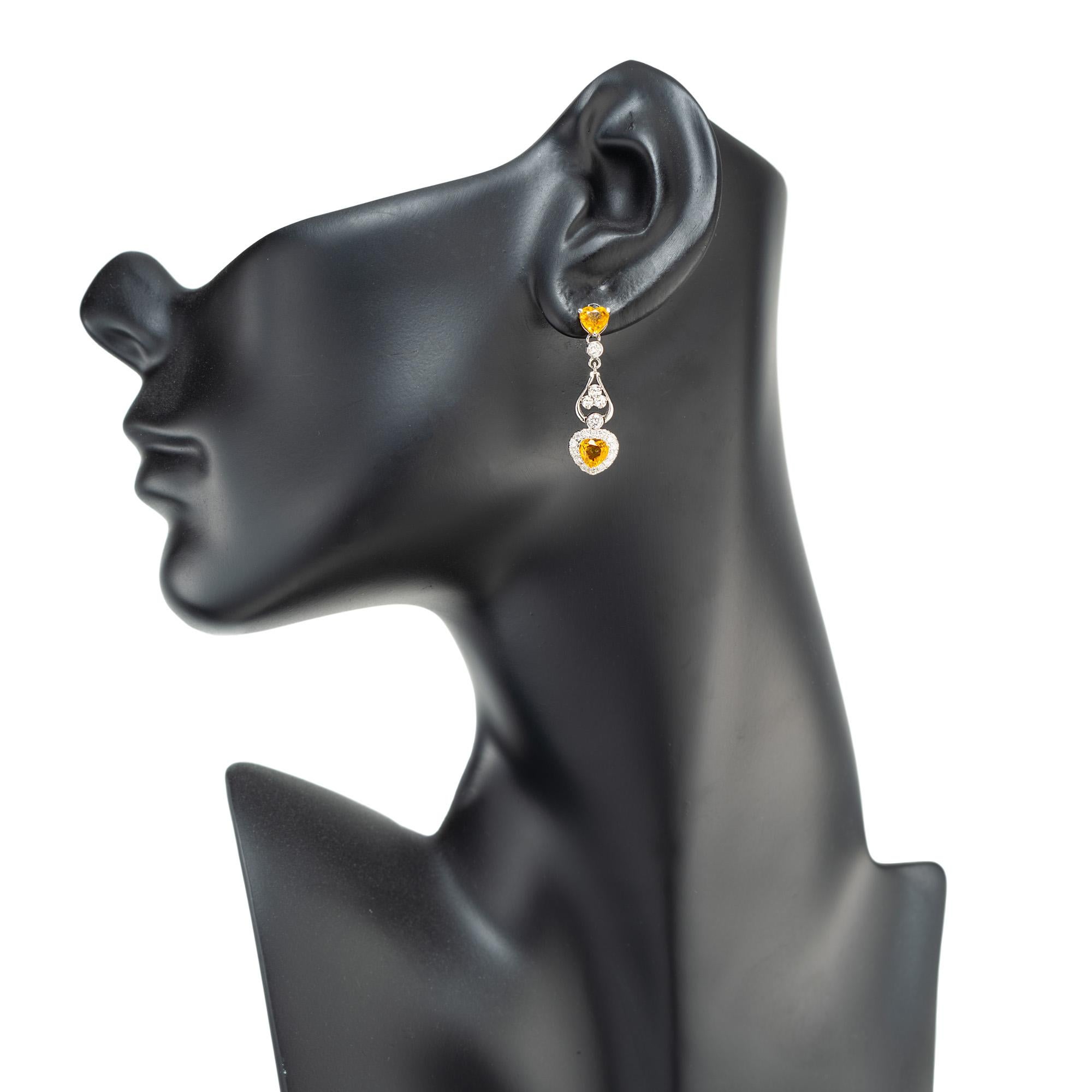 Donna Orecchini pendenti in oro con zaffiro e diamante a forma di cuore giallo da 1,53 carati in vendita