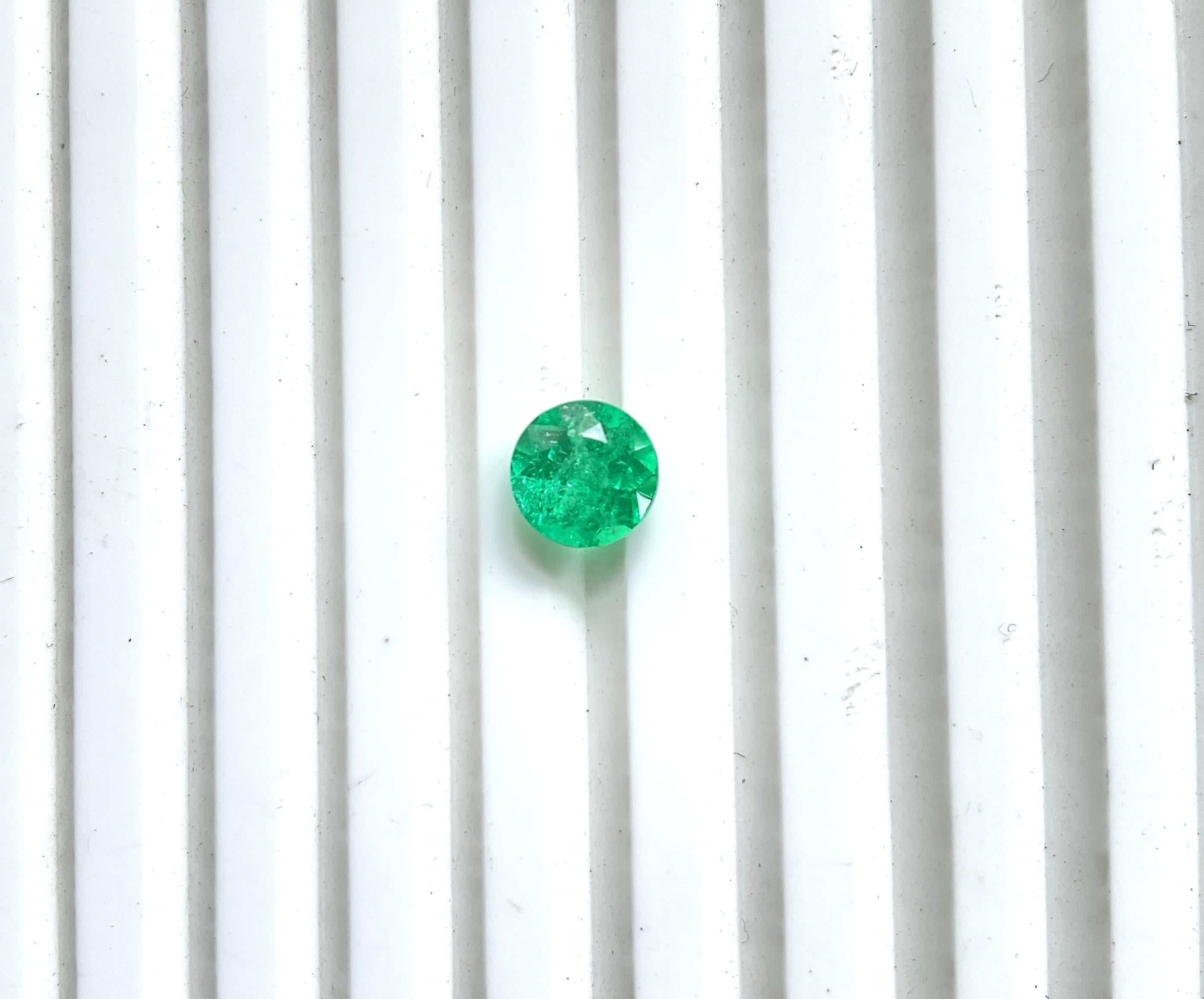 1.53 carats colombian emerald 7.5 mm round cutstone for fine jewelry natural gem

Gemstone - Emerald 
Weight - 1.53 carats
Quantity - 7.5 mm
shape - Round cut stone 