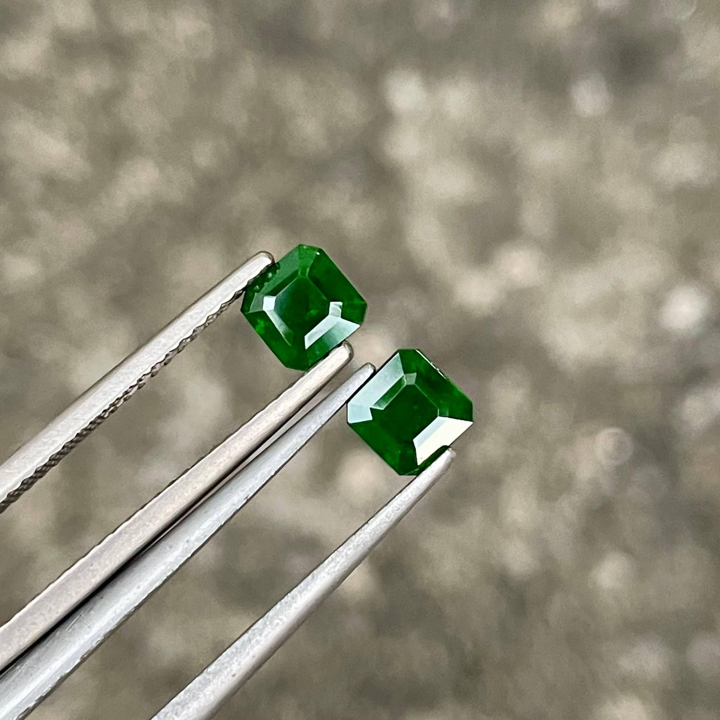 Peso 1,53 quilates 
Dimensiones 5,0x4,9x3,5 mm
Tratamiento ninguno 
Origen Pakistán 
Claridad SI


Esta exquisita pareja de Granates Demantoides Verdes, con un total de 1.53 quilates, exhibe una rara belleza y sofisticación. Cada gema es de talla