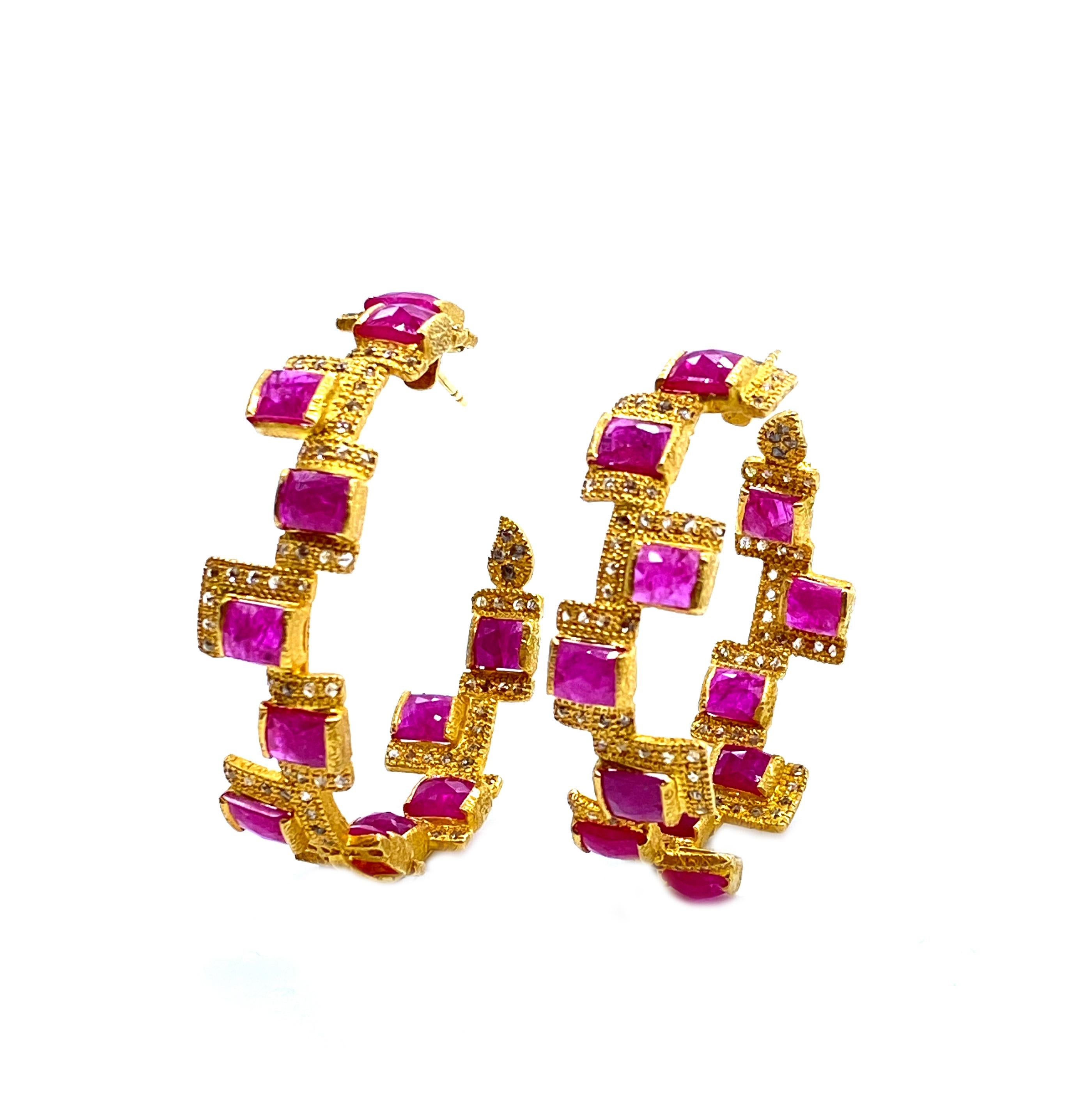 Ein atemberaubendes Paar Hoop-Ohrringe in einem reichen 20 Karat Gelbgold mit einem ungefähren Gewicht von 15,3cts Rubinen und 1,84cts Diamanten im Rosenschliff, die die Rubine umgeben. Inspiriert von Art Deco und Mosaik aus der Affinity-Kollektion
