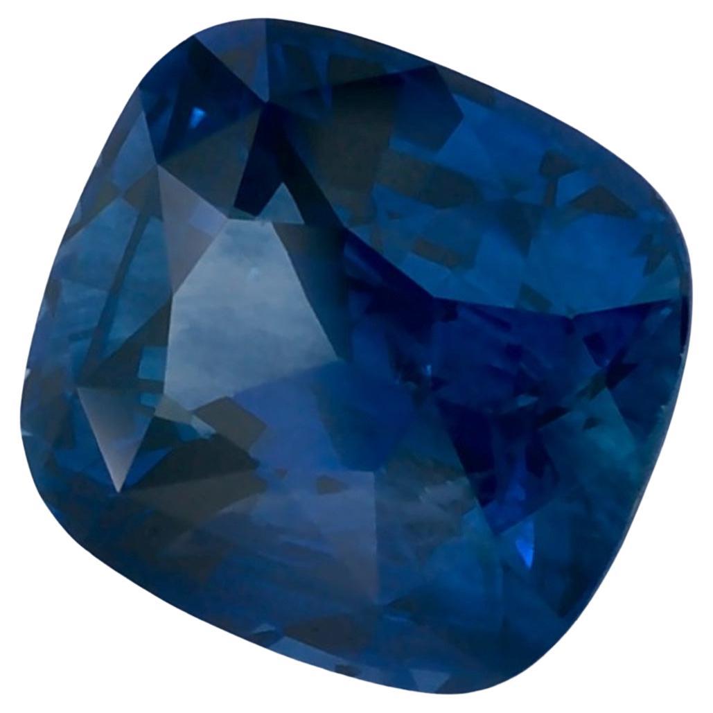 Questo zaffiro blu naturale offre eleganza e raffinatezza. Con la sua ricca saturazione del colore e il taglio preciso, è il centro perfetto per un anello di fidanzamento o un design di gioielli di lusso.

Questo zaffiro proviene dallo Sri Lanka