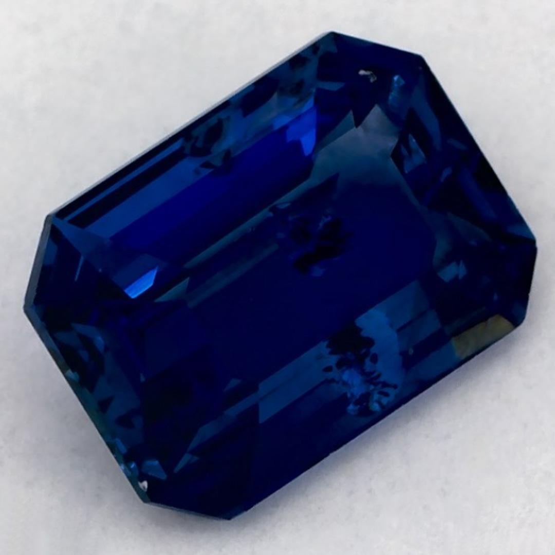 Questo zaffiro blu naturale offre eleganza e raffinatezza. Con la sua ricca saturazione del colore e il taglio preciso, è il centro perfetto per un anello di fidanzamento o un design di gioielli di lusso.

Questo zaffiro proviene dallo Sri Lanka