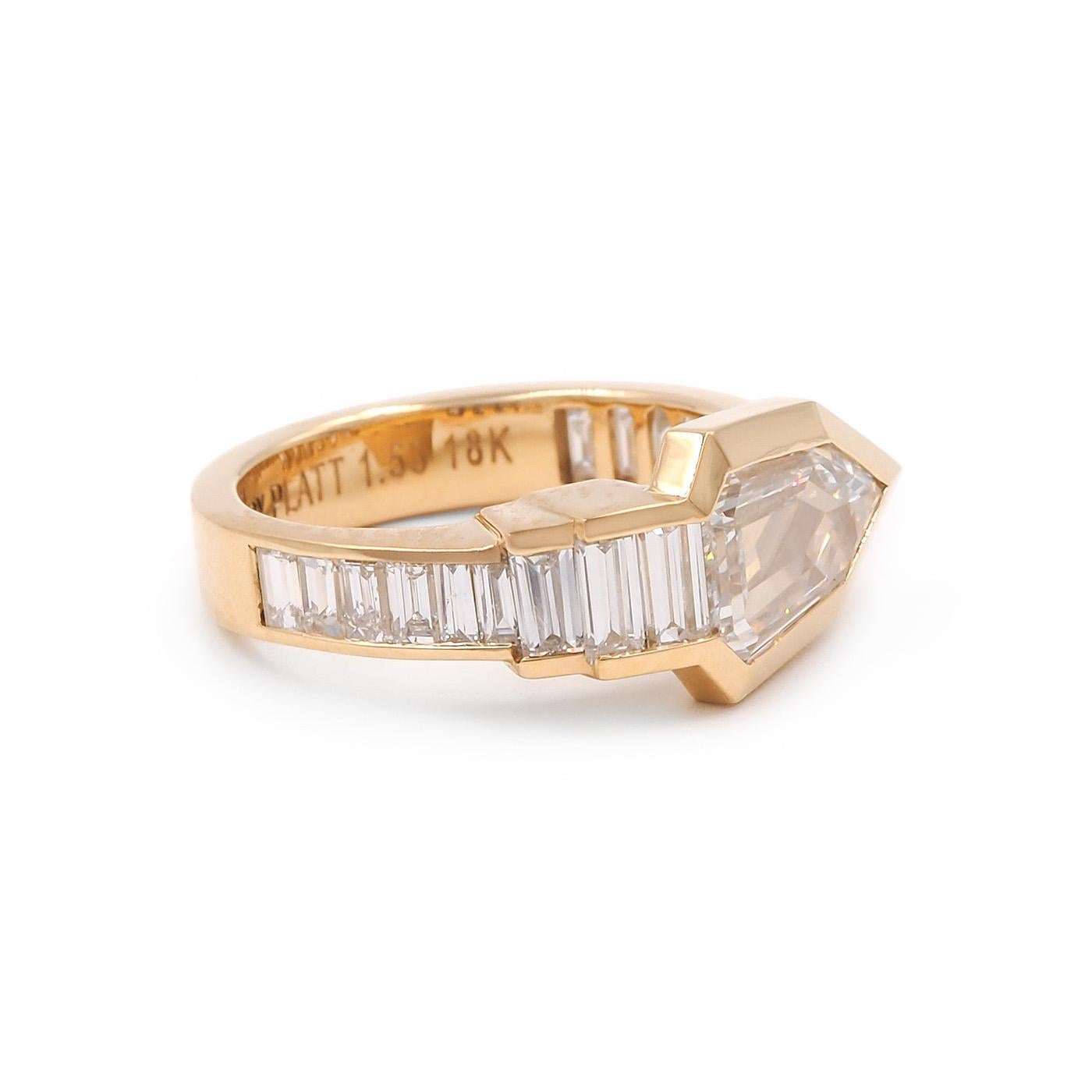 Amerikanisch hergestellt 1.53 Ct. F�ünfeckiger Diamantring mit Stufenschliff aus der Bespoke by Platt Collection'S, bestehend aus 18 Karat Gelbgold. Dieser Ring hat ein pfeilartiges Design, das auch an eine Schlange erinnert. Es verfügt über einen