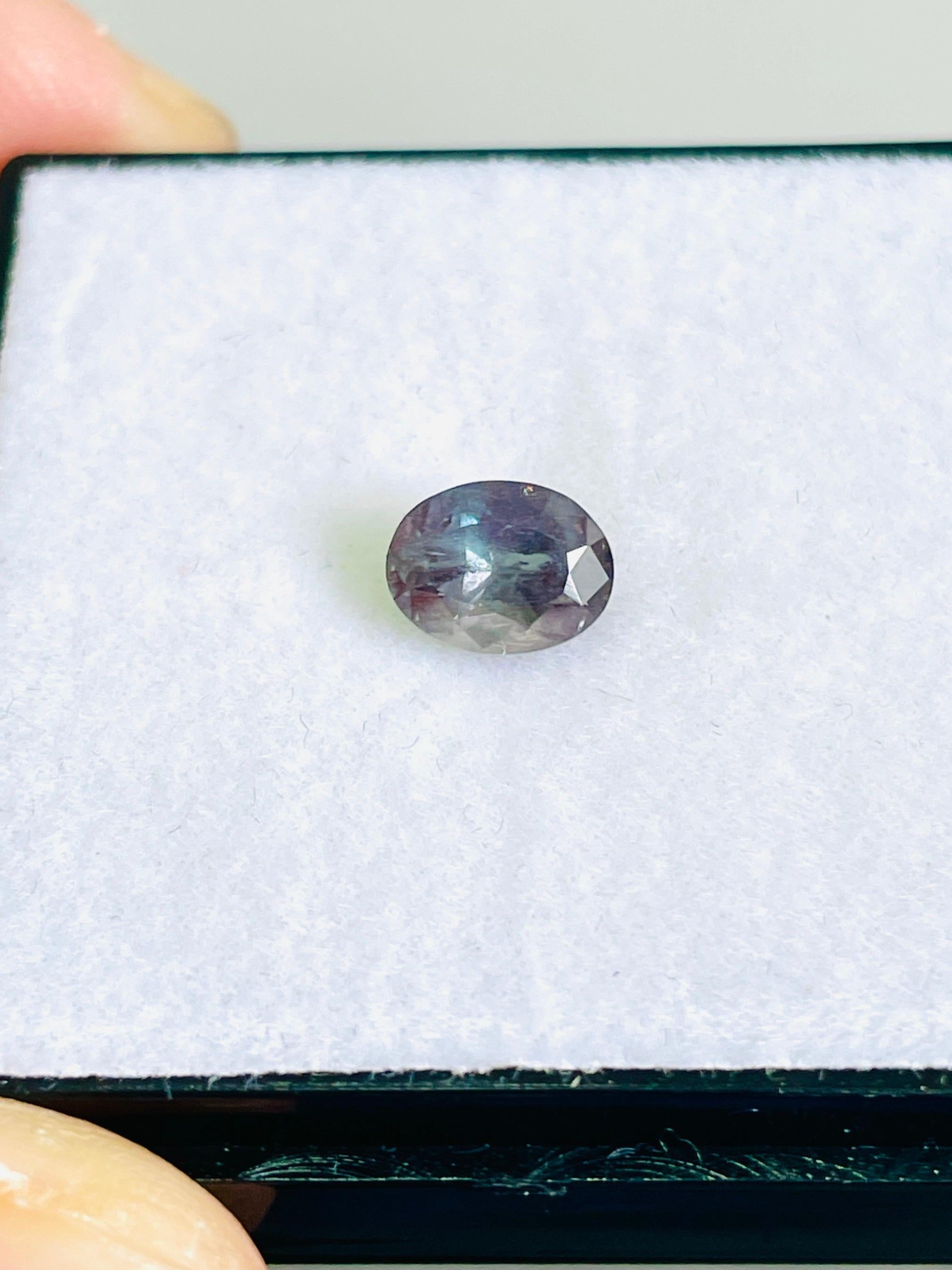 Taglio ovale 1,53 Ct Rarissima alessandrite naturale Russia Il colore superiore cambia in rosso in vendita