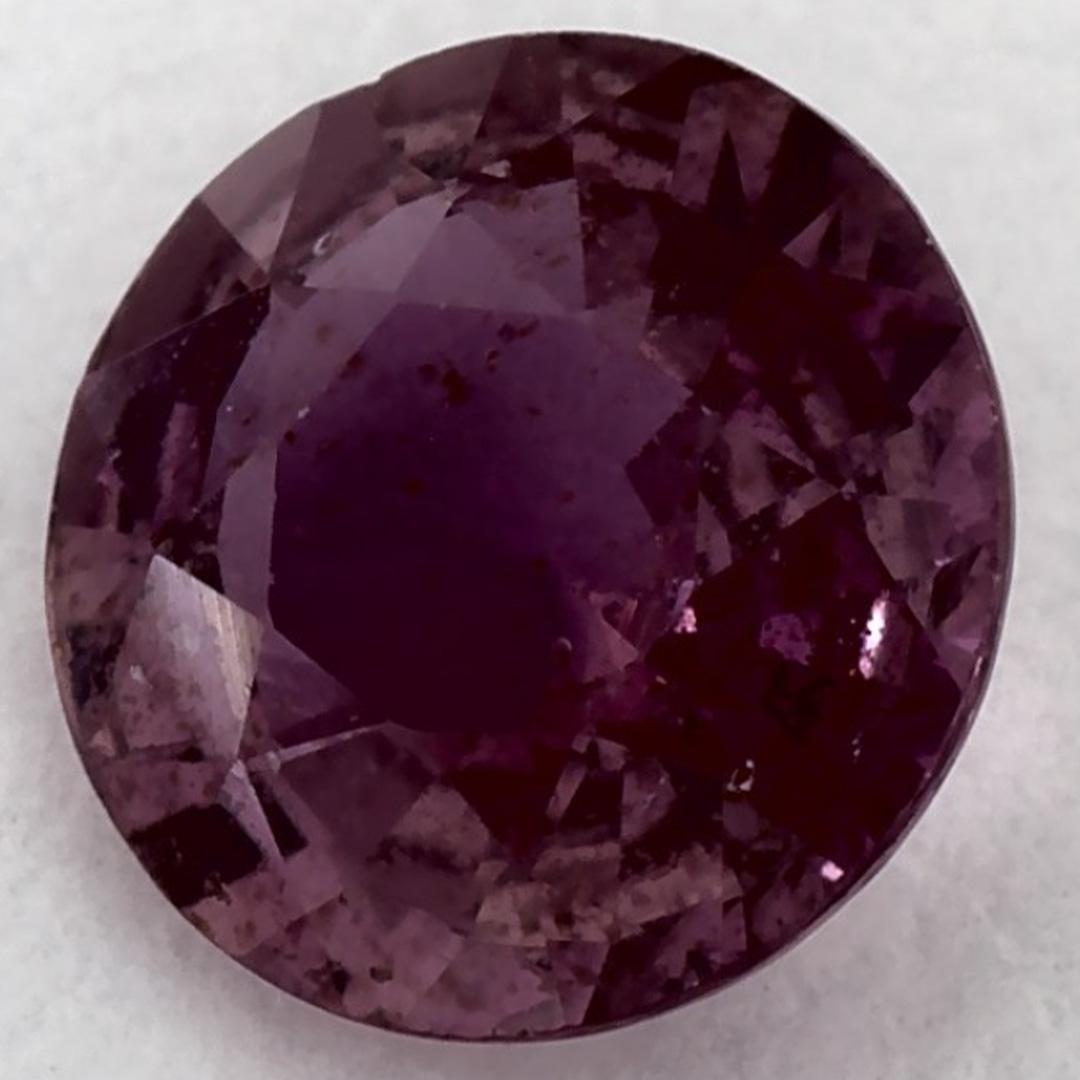 Dieser natürliche rosa Saphir bietet Eleganz und Raffinesse. Mit seiner satten Farbsättigung und seinem präzisen Schliff ist er das perfekte Herzstück für einen Verlobungsring oder ein luxuriöses Schmuckdesign.

Dieser Saphir stammt aus Sri Lanka