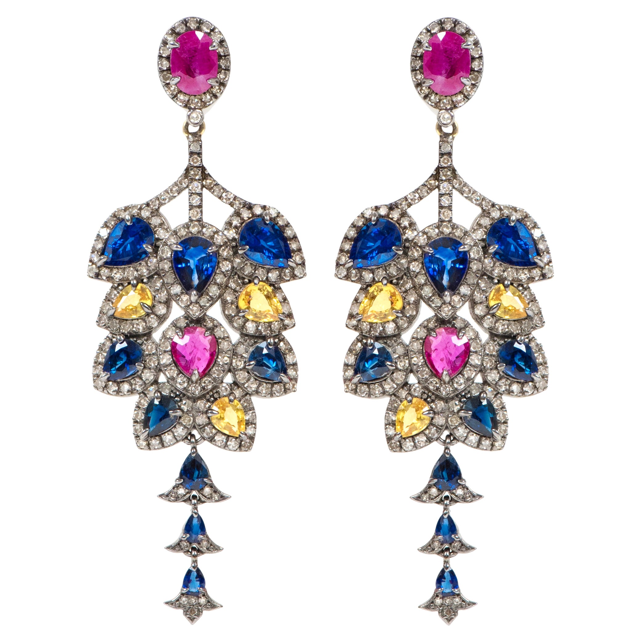 Boucles d'oreilles cocktail pendantes en saphir, diamant et rubis de 15,32 carats de style Art déco