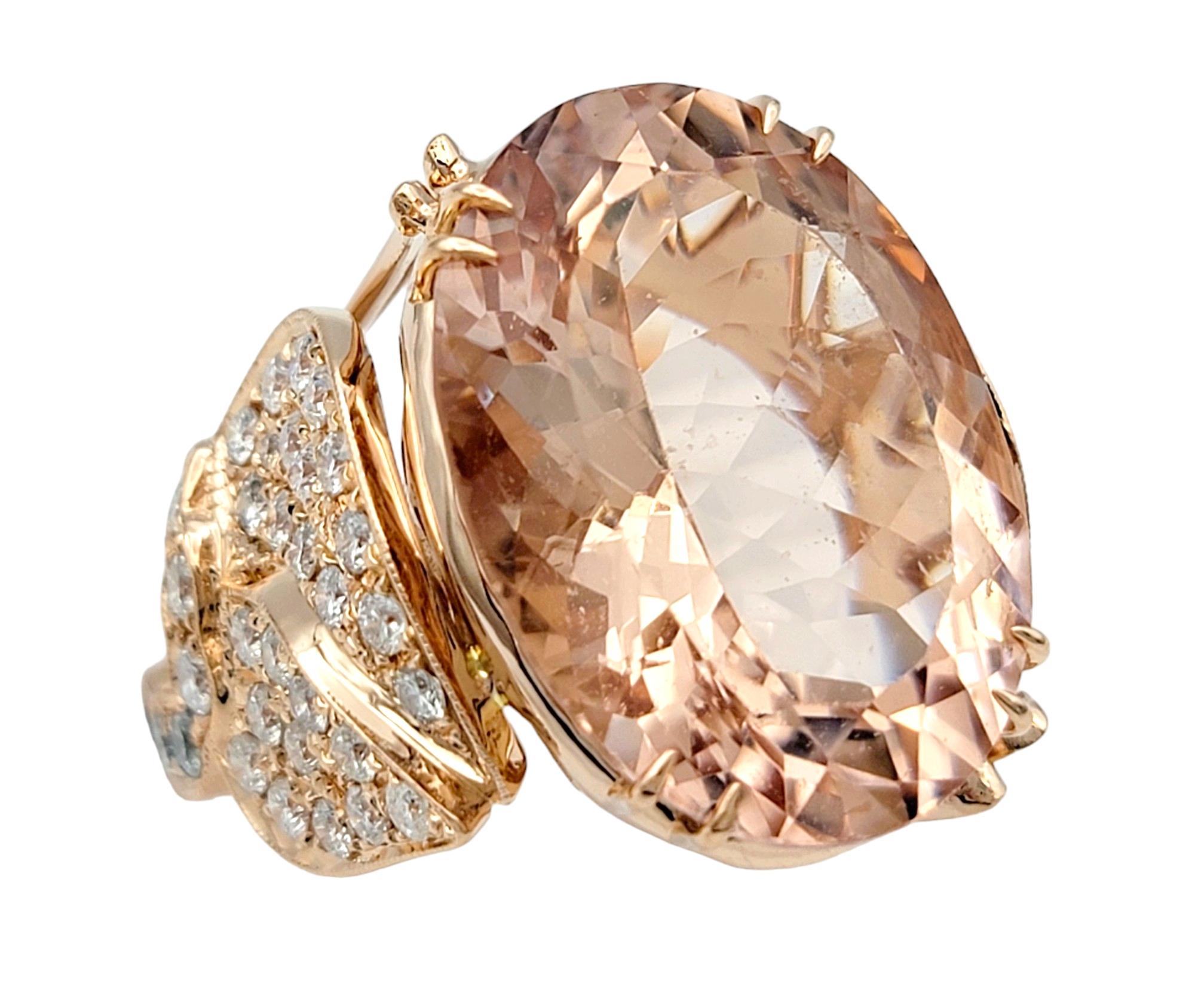 Tamaño del anillo: 6,5 (incluidas las bolas de tamaño)

Eleva tu colección de joyería fina con este audaz anillo de cóctel de morganita de corte ovalado de 15,33 quilates, una obra maestra engastada en oro rosa pulido de 18 quilates. Esta llamativa