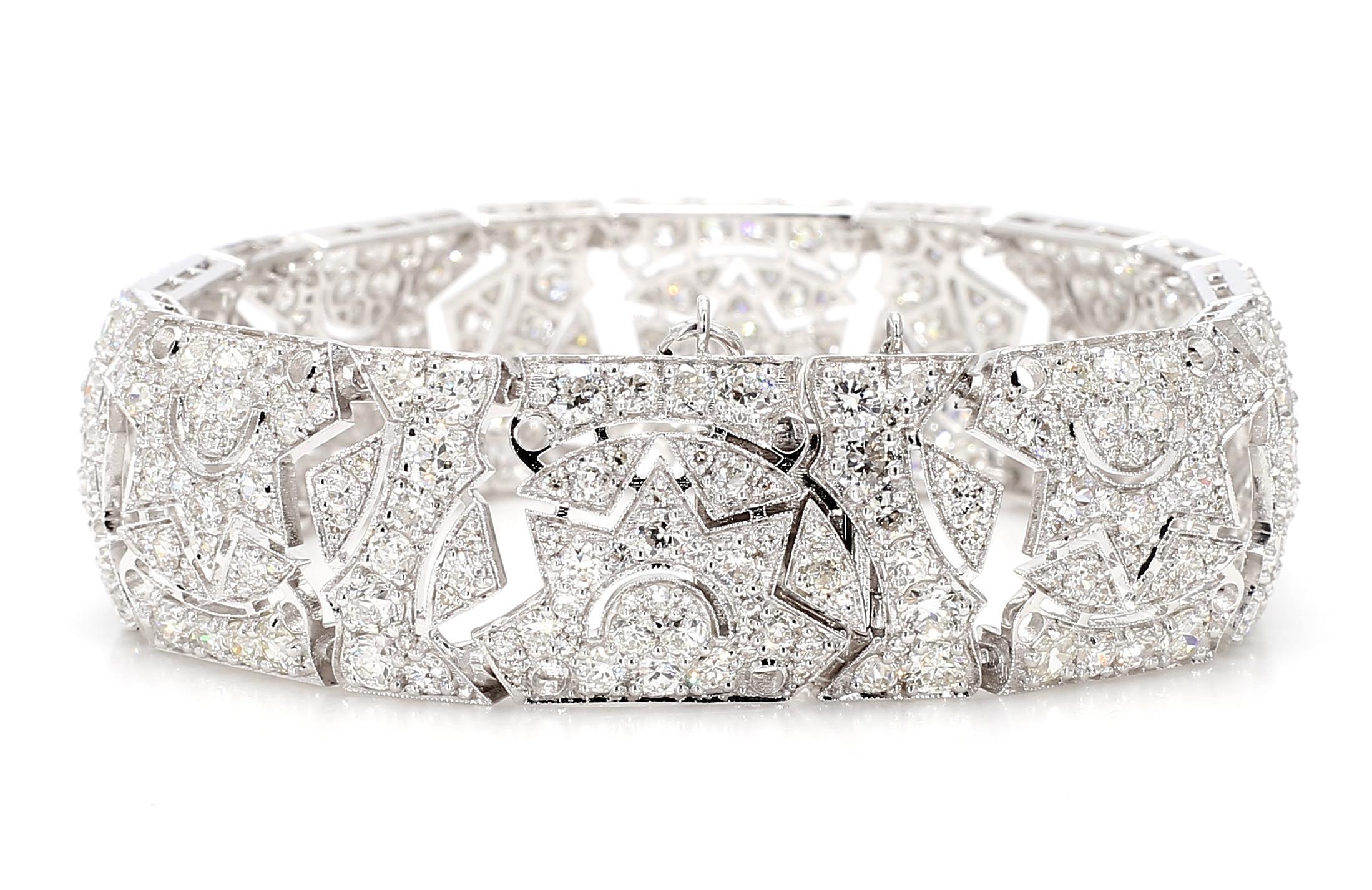 Questo splendido bracciale di Iris Fine Jewelry è un capolavoro di eleganza e maestria. Impreziosito da un totale di 15,34 carati di diamanti bianchi a taglio rotondo, il bracciale emana un brillante splendore. I diamanti, classificati F per il