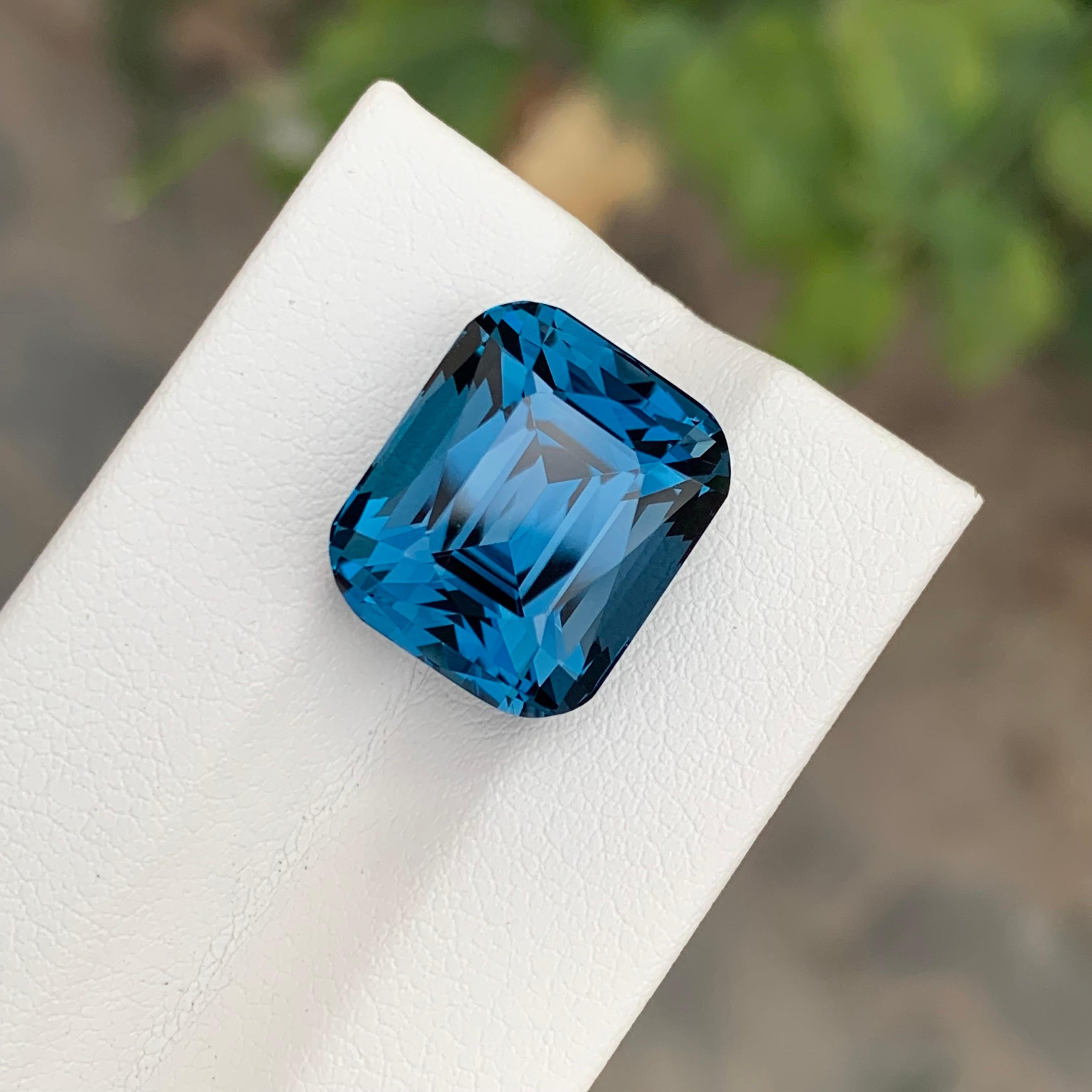 15,35 Carati Squisita pietra preziosa sfaccettata a forma di cuscino di Topazio Blu di Londra in vendita 4