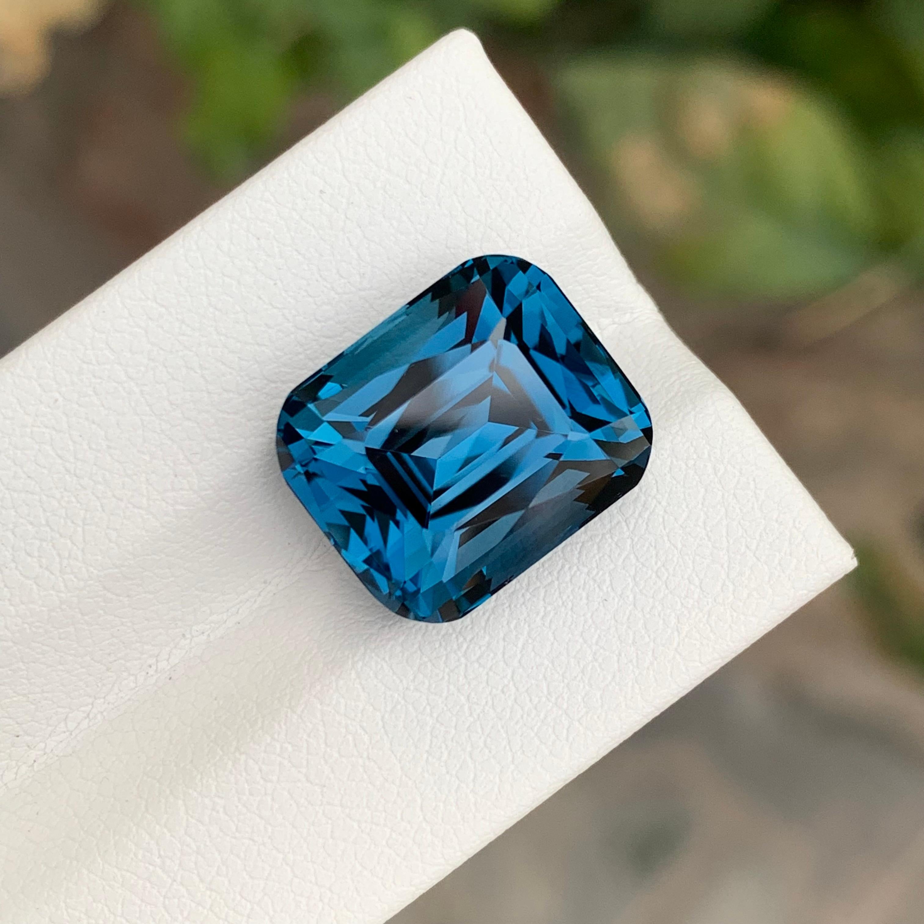 15,35 Carati Squisita pietra preziosa sfaccettata a forma di cuscino di Topazio Blu di Londra in vendita 5