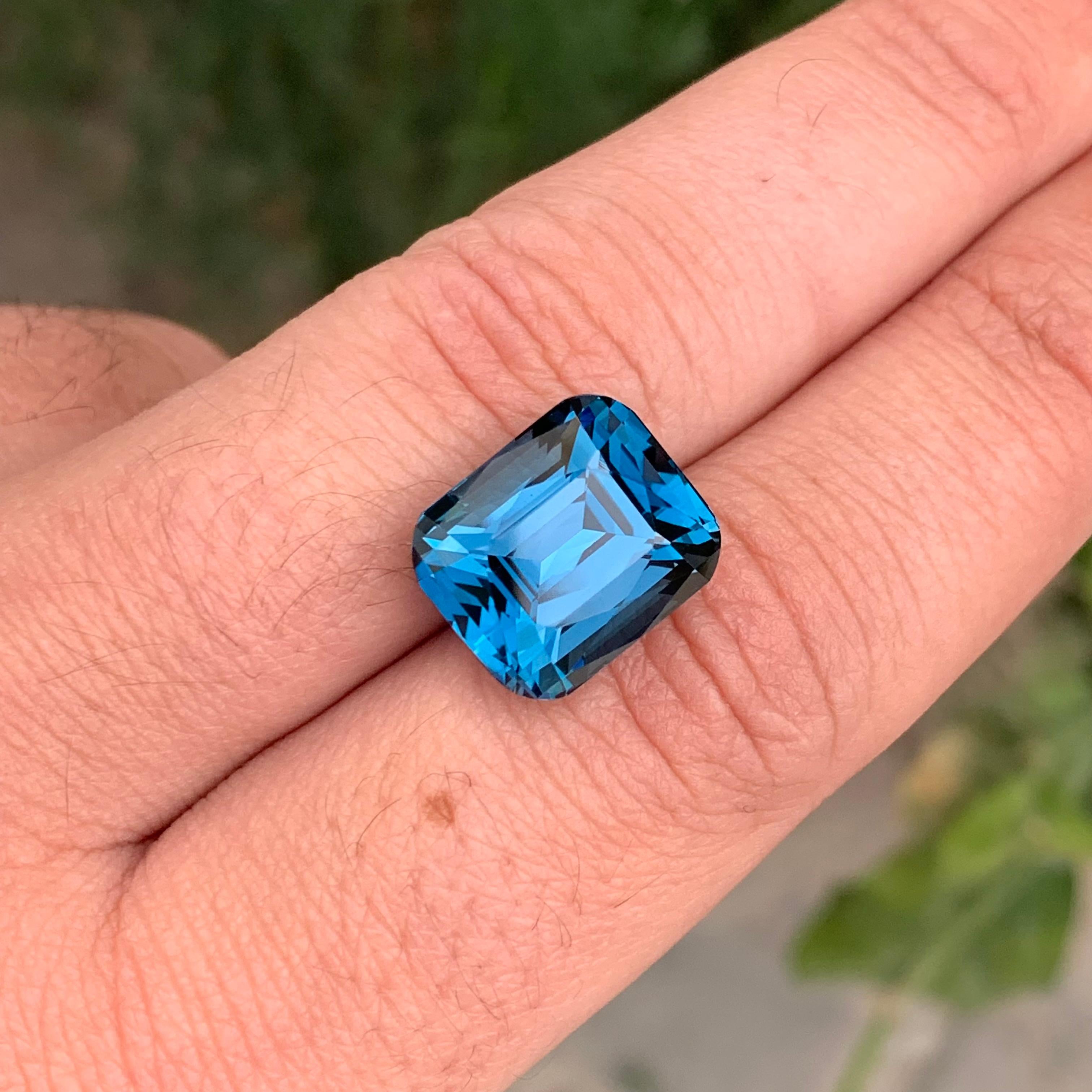 Topazio blu di Londra sfuso

Peso: 15,35 carati
Dimensioni: 14,1 x 12 x 9,9 mm
Origine: Brasile
Forma: Cuscino 
Colore: Blu intenso
Certificato: Su richiesta del cliente

Il Topazio Blu di Londra è un'affascinante varietà di topazio rinomata per il