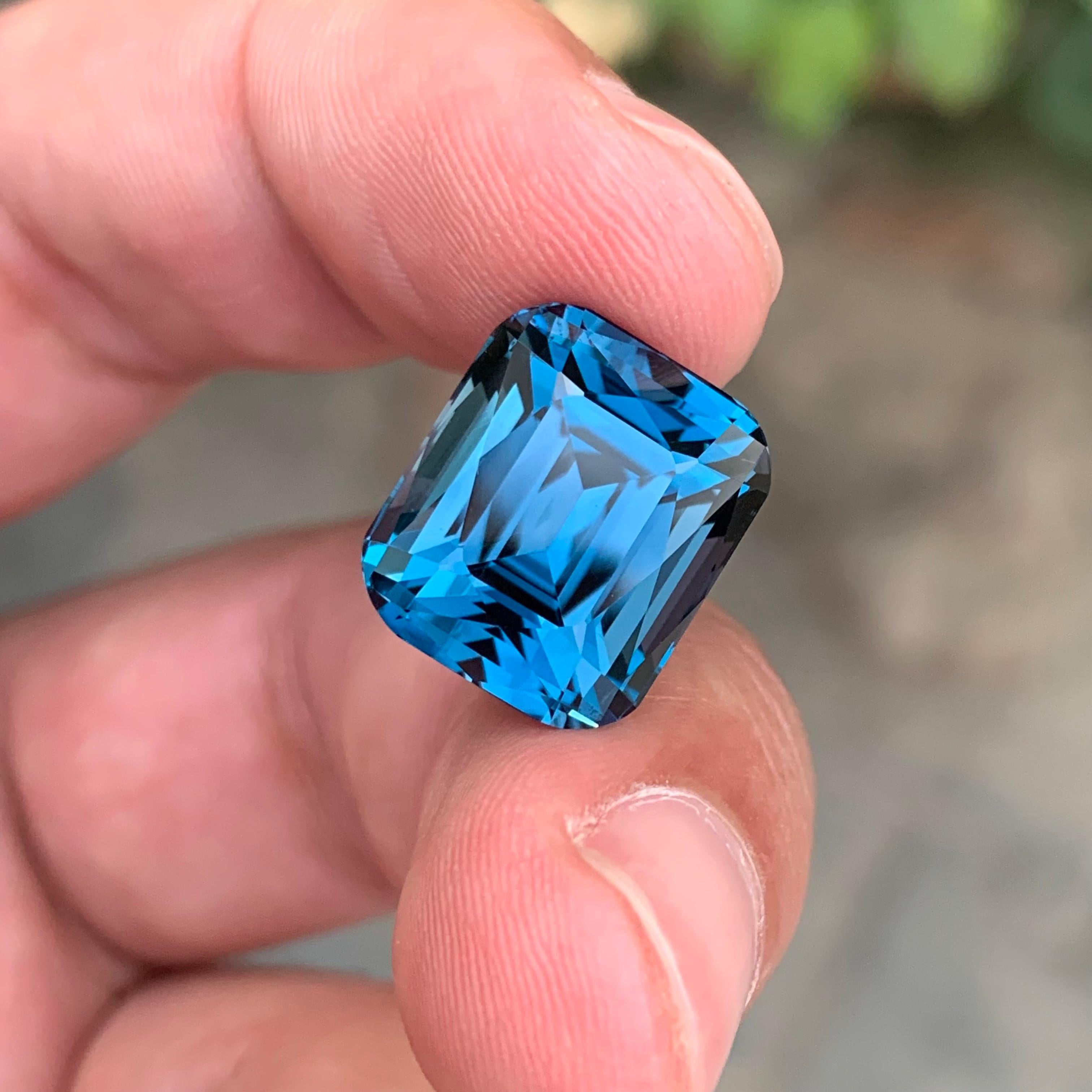 Arts and Crafts 15,35 Carati Squisita pietra preziosa sfaccettata a forma di cuscino di Topazio Blu di Londra in vendita