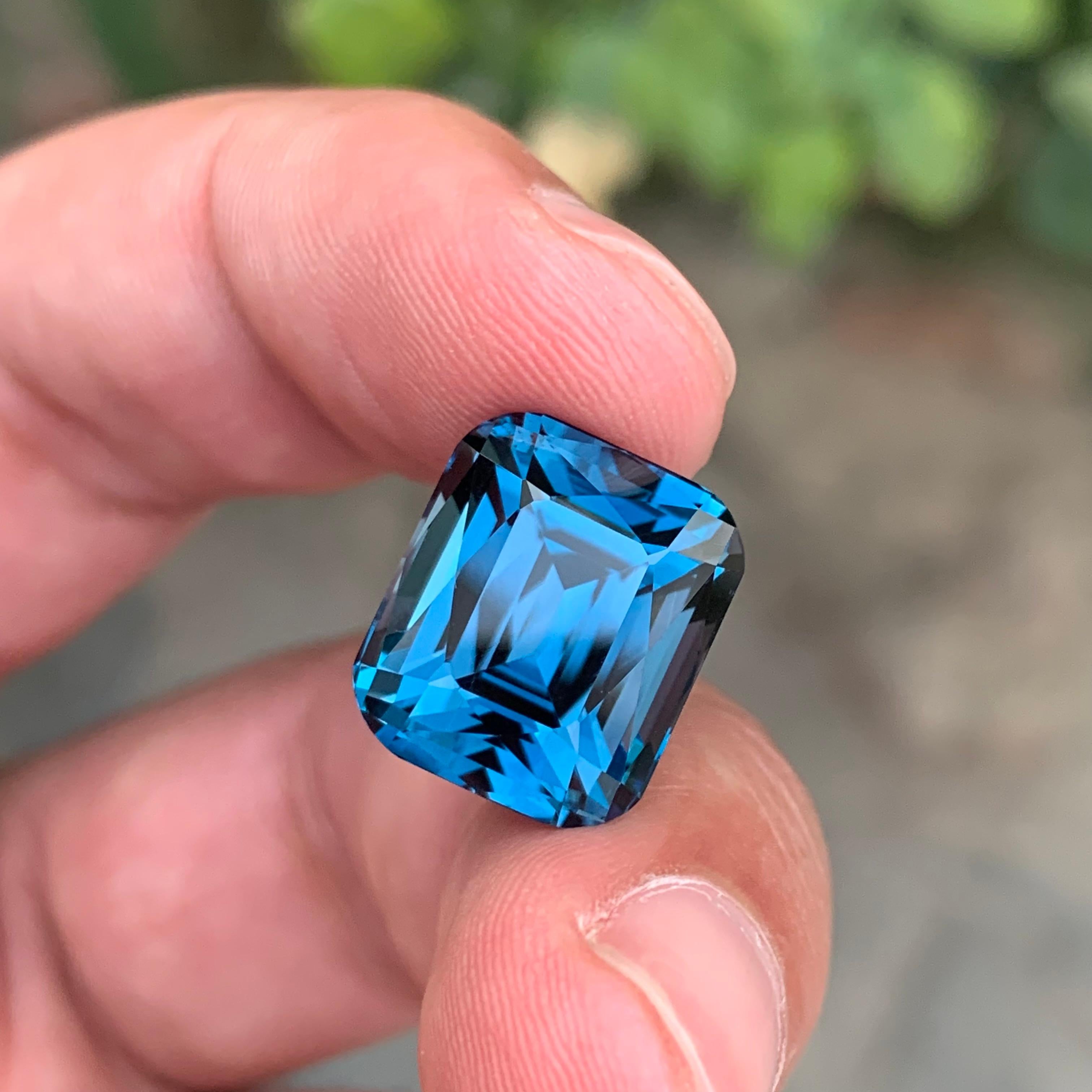 Taglio cuscino 15,35 Carati Squisita pietra preziosa sfaccettata a forma di cuscino di Topazio Blu di Londra in vendita