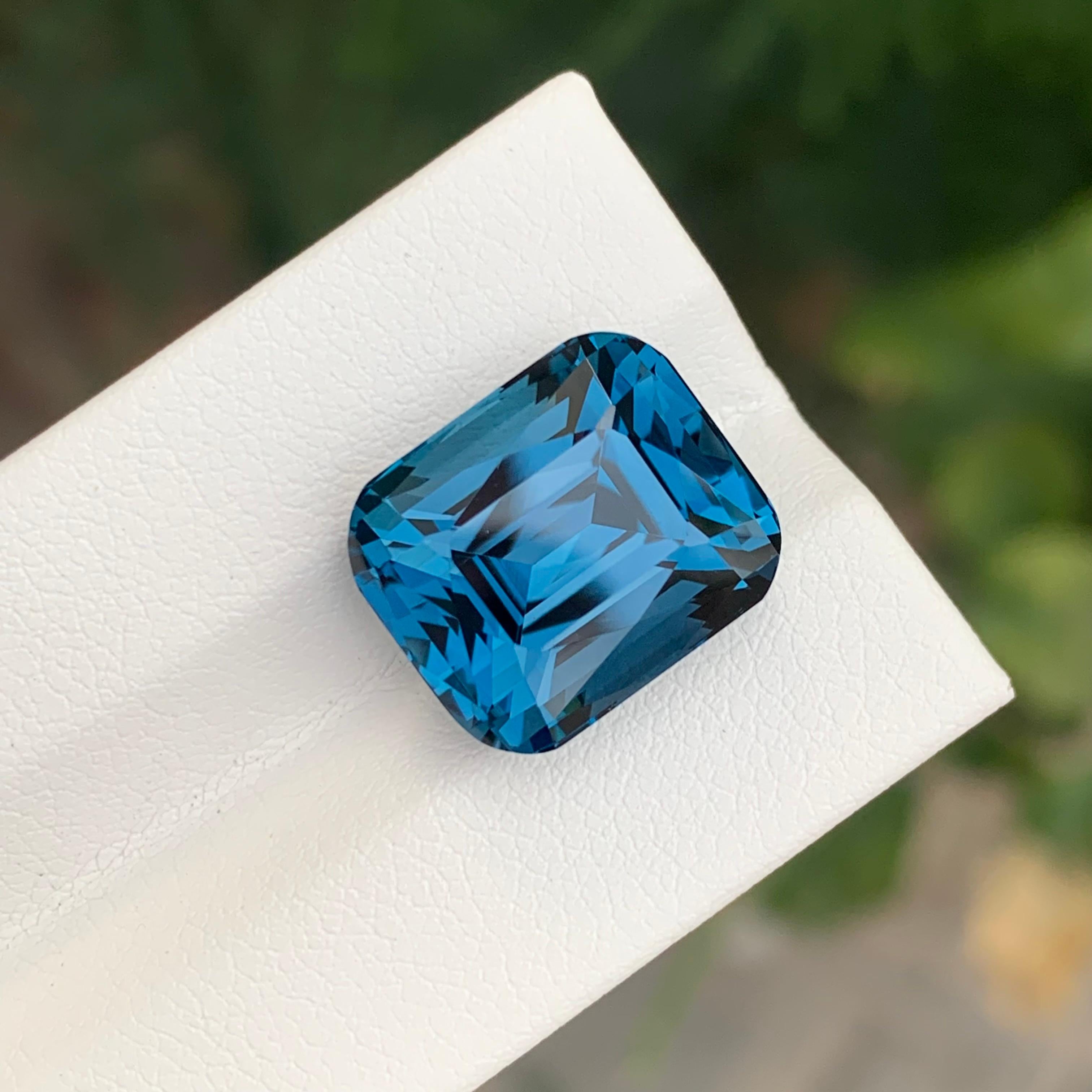 15,35 Carati Squisita pietra preziosa sfaccettata a forma di cuscino di Topazio Blu di Londra in vendita 2