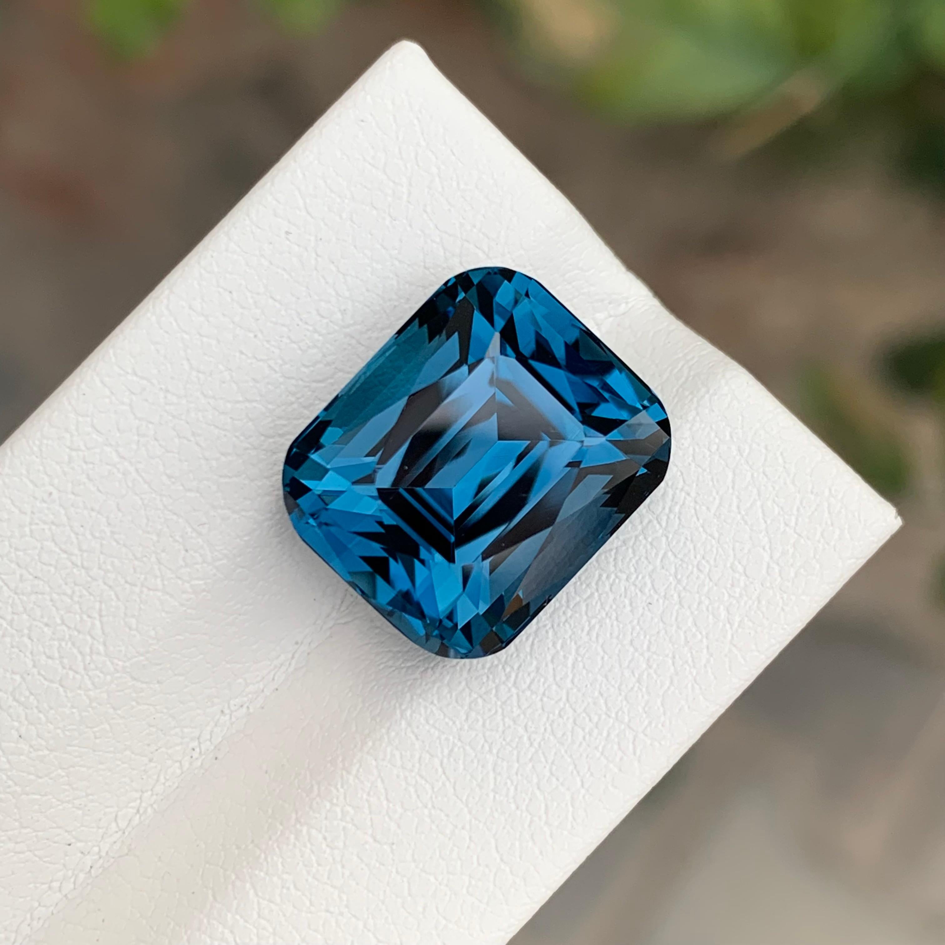15,35 Carati Squisita pietra preziosa sfaccettata a forma di cuscino di Topazio Blu di Londra in vendita 3