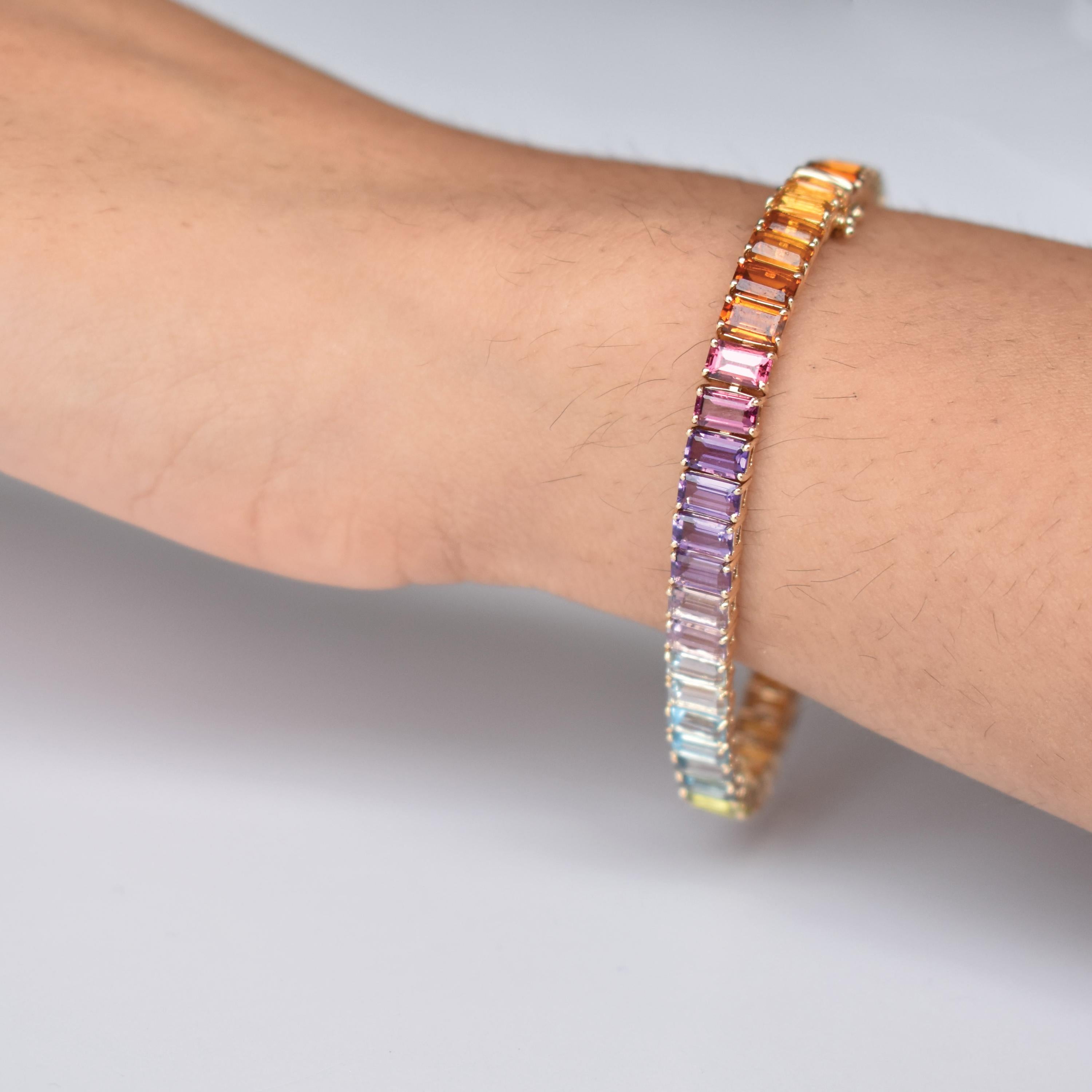 Celebra il colore, l'artigianato e il design senza tempo con questo squisito bracciale a maglie ottagonali con gemme arcobaleno multicolore da 15,35 carati. Meticolosamente realizzato in luminoso oro 14k, questo braccialetto è una dichiarazione di