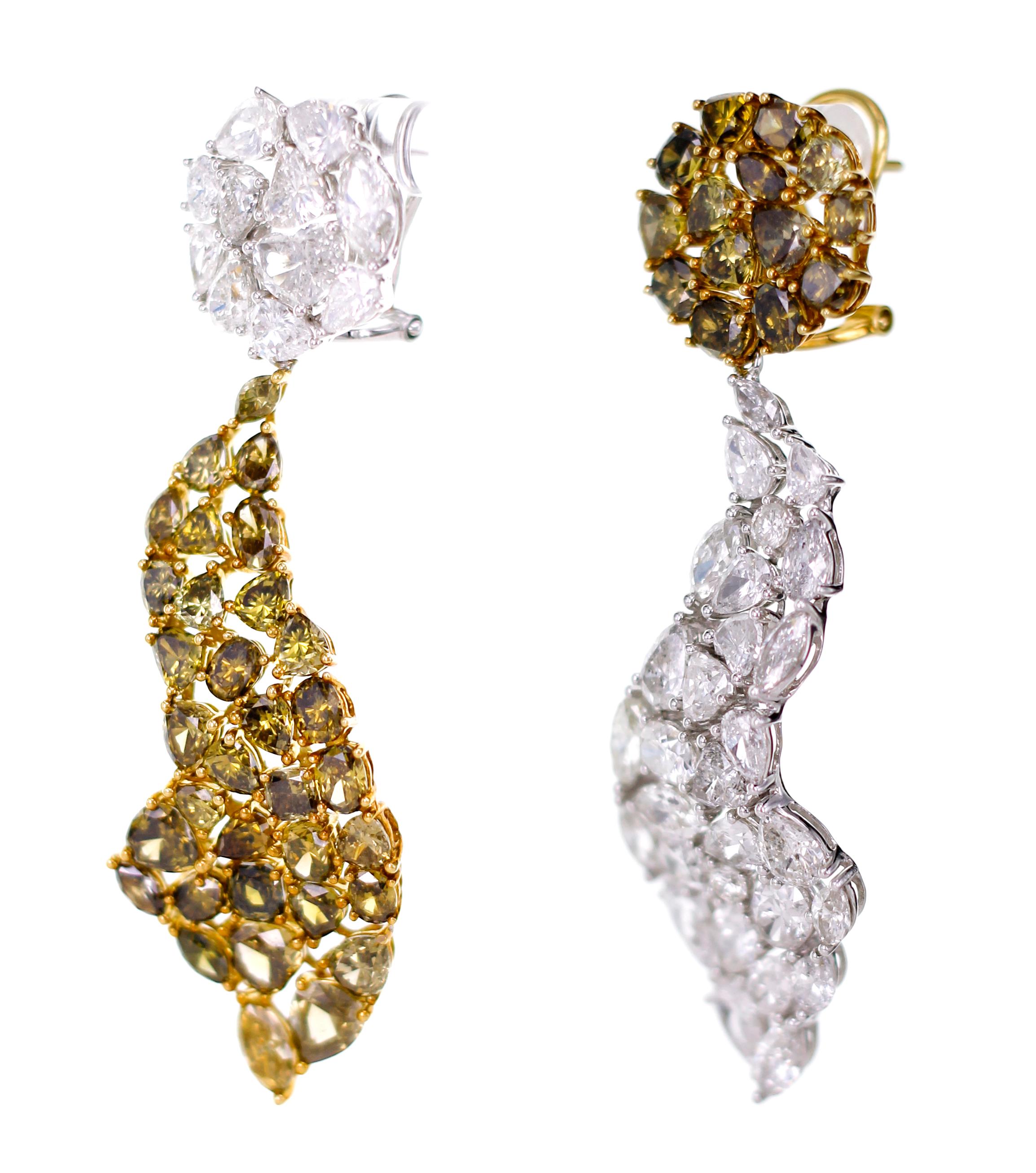 A quirky mix of natural green diamond and white brilliant diamond, this dangle earring breaks the norm. Once you enter a party owning this, you will be a center of attraction for sure! 