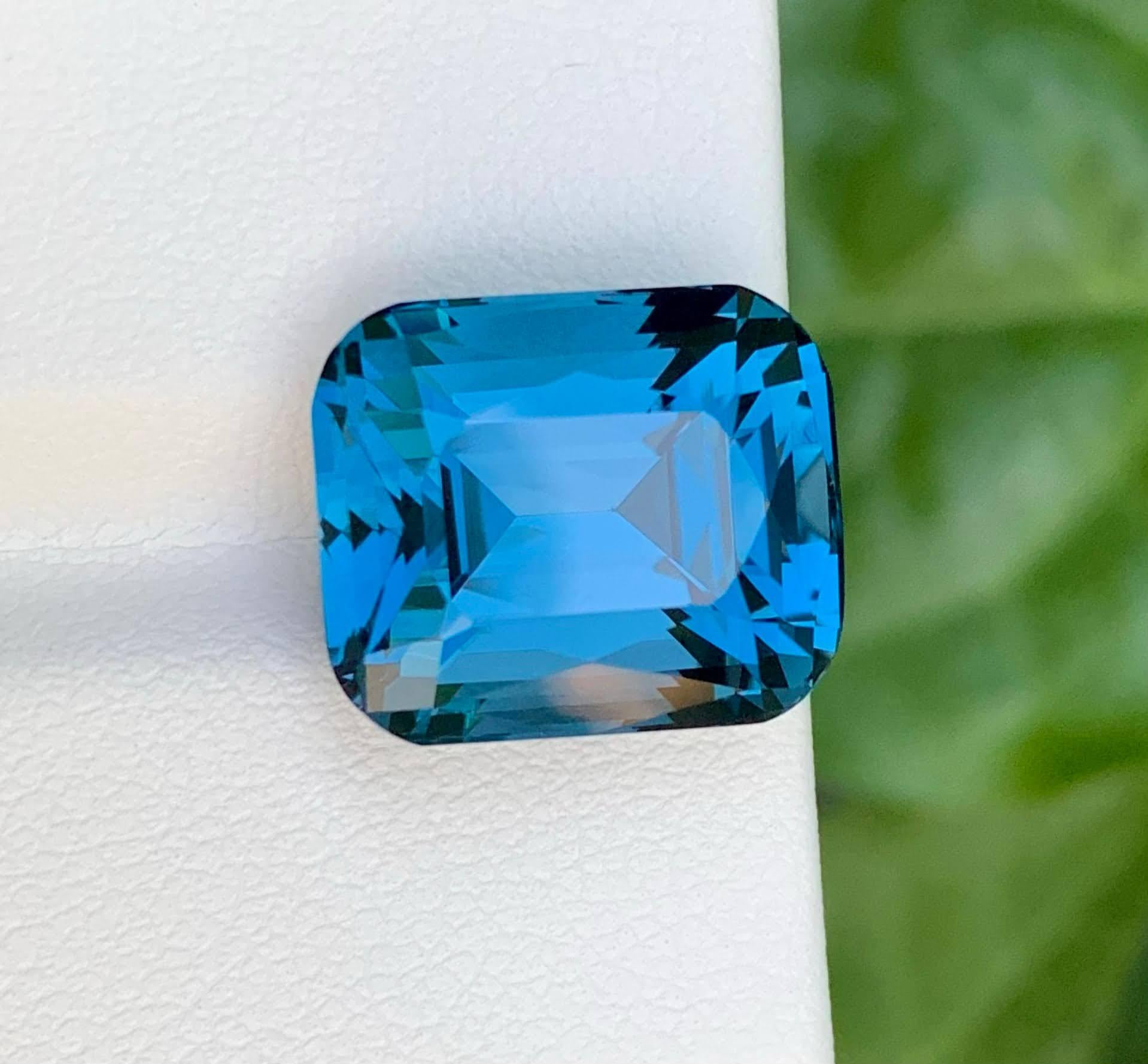 Gewicht 15,35 Karat 
Abmessungen 14x11,5x10 mm
Behandlung Keine
Herkunft Afrika 
Klarheit Loup Clean 
Form Schnitt Kissen 





Dieser natürliche Londoner Blautopas von 15,35 Karat hat einen satten, tiefen ozeanischen Farbton, der Raffinesse und