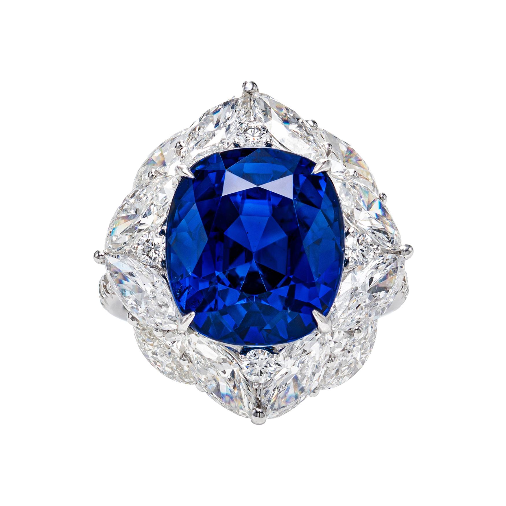 Bague en or blanc 18 carats avec saphir bleu royal de 15,35 carats et diamants