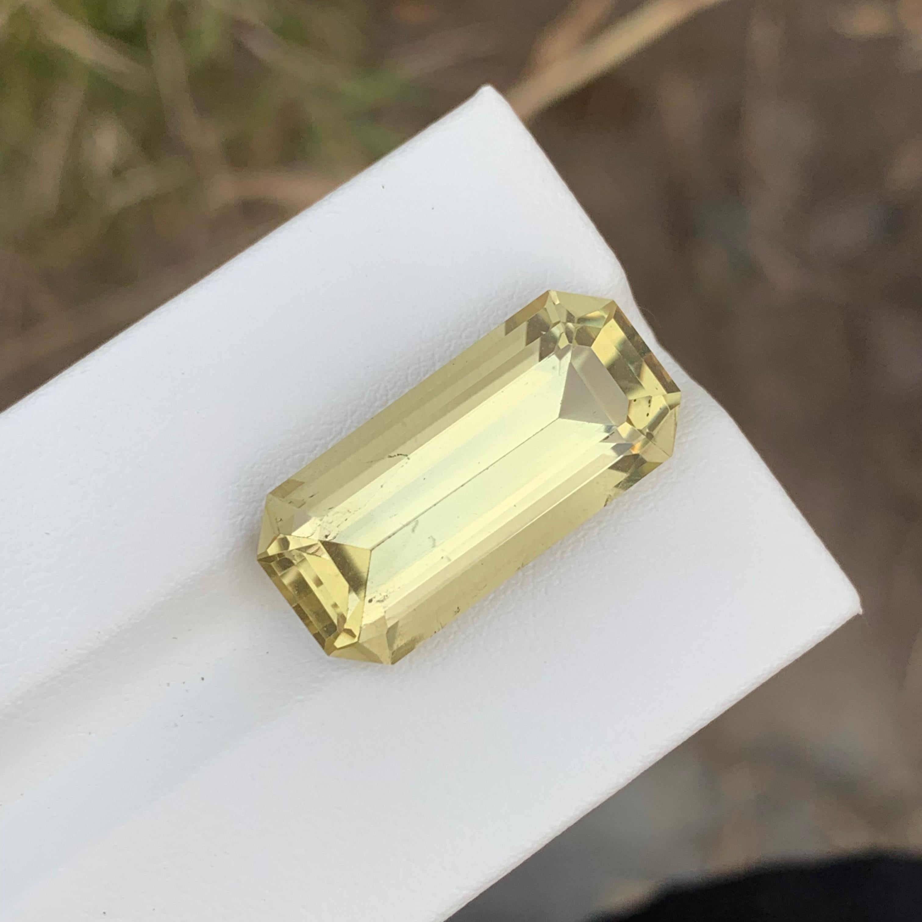 Taille émeraude citrine naturelle non sertie de 15,35 carats en forme d'émeraude de quartz citron du Brésil  en vente