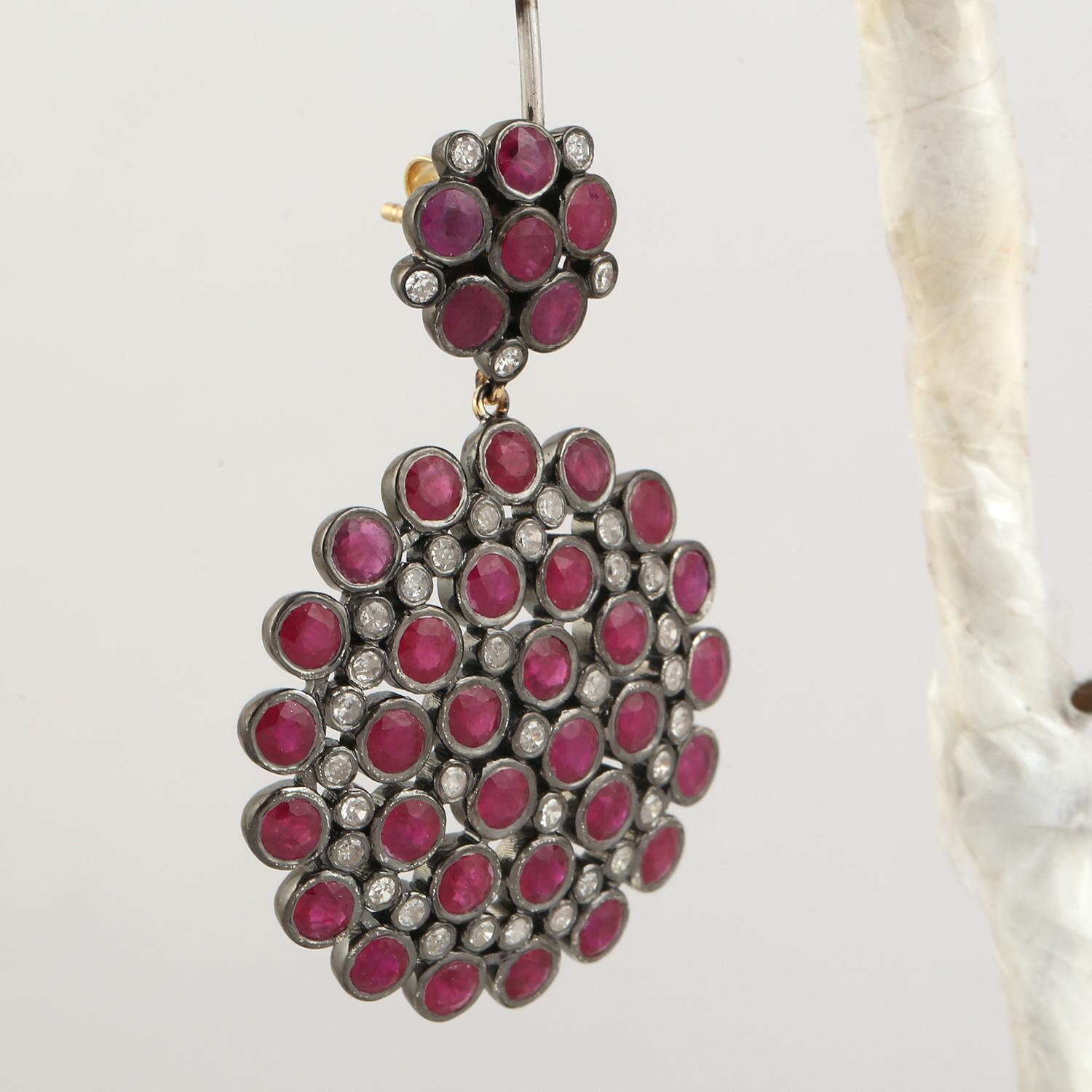 Pendientes colgantes de rubí de 15,35 quilates con diamantes, de oro de 14 quilates y plata Contemporáneo en venta