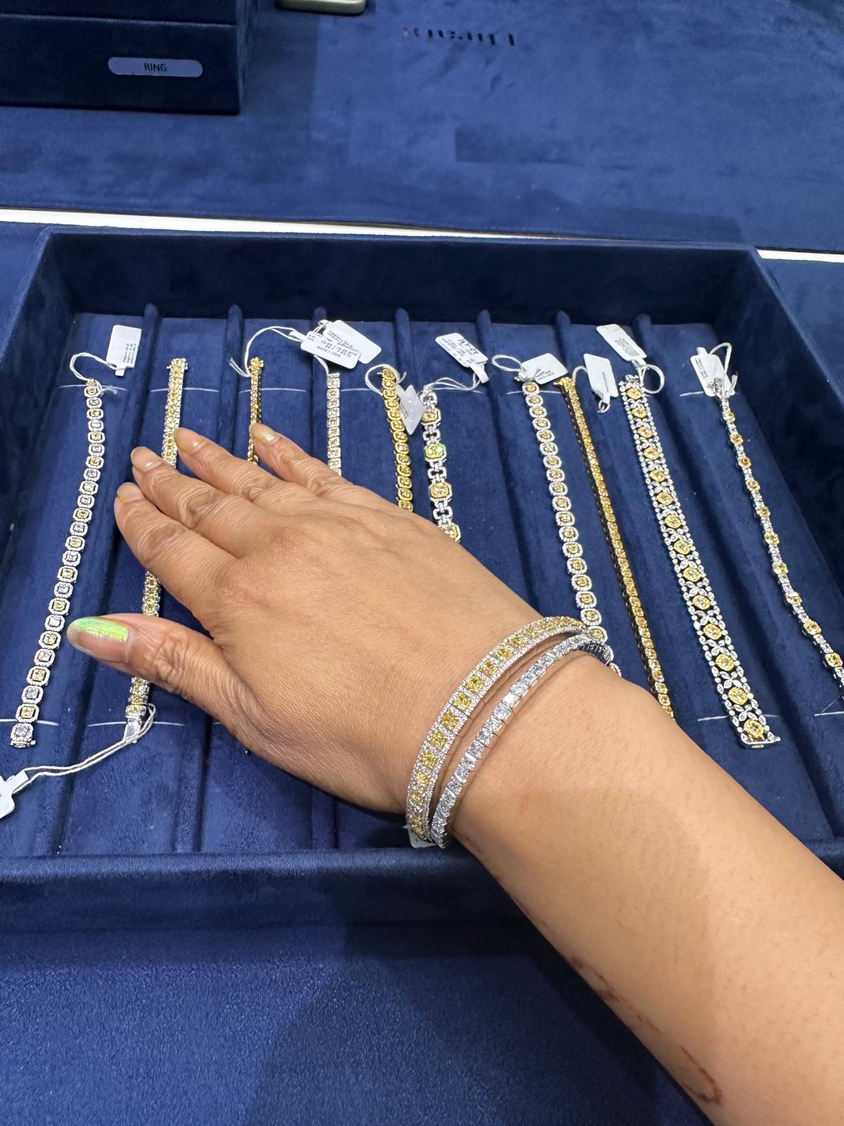 Bracelet en diamants jaunes et blancs en forme de cœur de 15,375 carats D-F VVS-VS en or 18k en vente 3