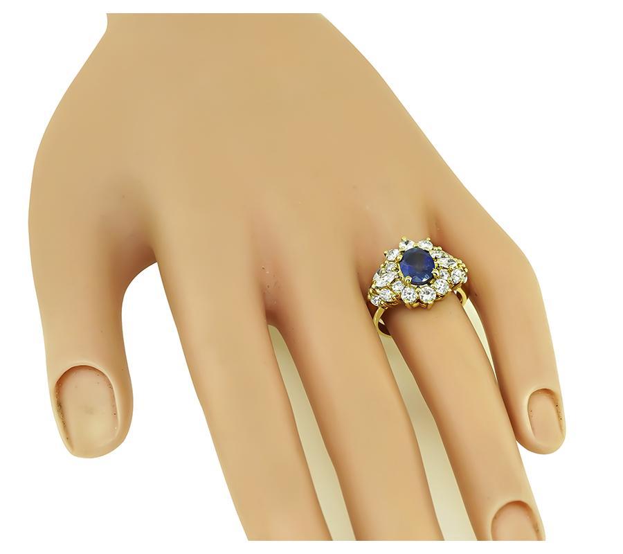 Dies ist ein eleganter Ring aus 18 Karat Gelbgold. Der Ring ist mit einem schönen oval geschliffenen Ceylon-Saphir, die etwa 1.53ct wiegt zentriert. Der Mittelstein wird durch funkelnde Diamanten im Marquise- und Rundschliff mit einem Gewicht von