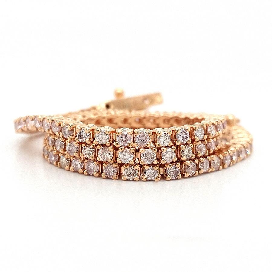 FÜR U.S. KÄUFER KEINE MEHRWERTSTEUER 

Dieses atemberaubende Armband präsentiert 95 endlos funkelnde rosafarbene Diamanten, die harmonisch in 14-karätigem Gold gefasst sind und ein sehr edles und elegantes Design schaffen. Dieses einzigartige