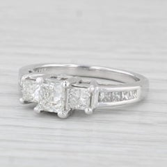 Anello di fidanzamento con 3 pietre di diamante Princess da 1,53ctw in oro bianco 14k, misura 6,75