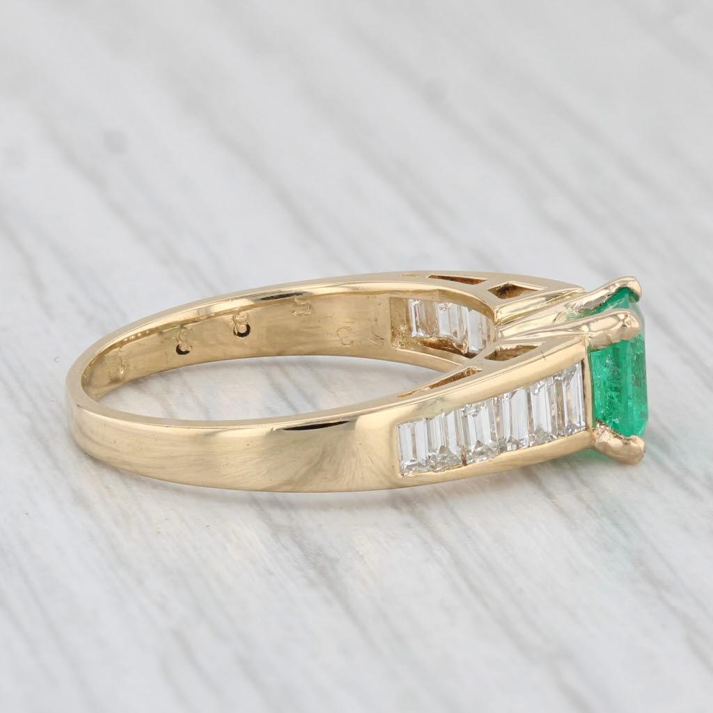 Información sobre la gema:
- Esmeralda natural -
Quilates - 0,77ct 
Corte - Rectángulo
Color - Verde
Tratamiento - Engrase

- Diamantes naturales -
Quilates totales - 0,76ctw
Corte - Baguette
Color - H - I
Claridad - VS2

Metal: Oro amarillo de 18