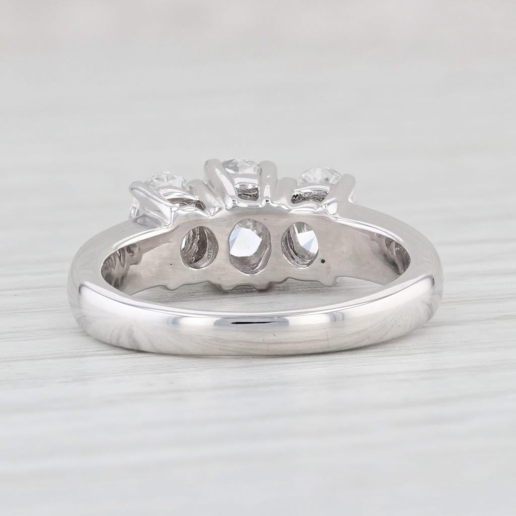 Informazioni sulla gemma:
- Diamanti naturali -
Carati totali - 1,53ctw (centro - 0,63ct 6,9 x 5,2mm, lati - 0,90ctw)  
Taglio - Brilliante ovale
Colore - G - H.
Chiarezza - SI1 - I1

Metallo: oro bianco 14k
Peso: 6 grammi 
Timbri: 14k
Altezza della